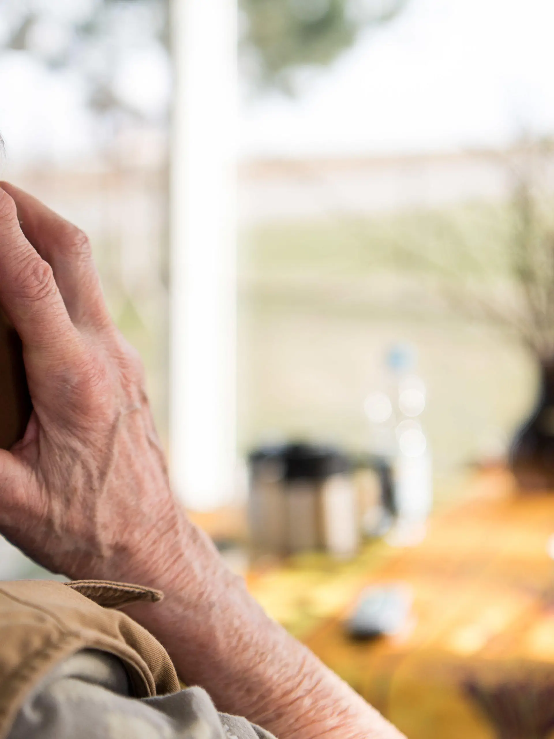 ILLUSTRATION - 06.03.2018, Baden-Württemberg, Mühlacker: Eine Seniorin telefoniert mit ihrem Smartphone. (zu dpa: «Betrüger erbeuten wertvolle Goldmünzen von Seniorin») Foto: Sebastian Gollnow/dpa +++ dpa-Bildfunk +++