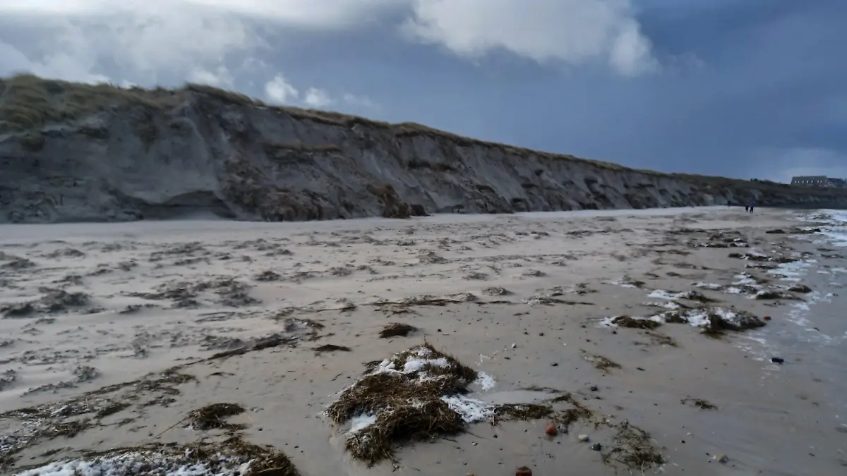 HANDOUT - 19.02.2022, Niedersachsen, Baltrum: Die Abrisskante am Hauptbadestrand der Nordseeinsel Baltrum. Die Abrisskante, entstanden nach dem Sturm "Zeynep", erstreckt sich über etwa 600 Meter und ist rund fünf Meter hoch. In einem Forschungsprojekt wird in den nächsten drei Jahren untersucht, wie sich Menschen auf Inseln auf Wind und Wetter einstellen. Was muss in Zeiten des Klimawandels bei der Dorfgestaltung oder dem Hausbau beachtet werden? Am 28.02.2022 geht es auf Baltrum los. (zu dpa "Start von Forschungsprojekt auf Baltrum") Foto: Harm Olchers/Gemeinde- u. Kurverwaltung Baltrum/dpa - ACHTUNG: Nur zur redaktionellen Verwendung im Zusammenhang mit der aktuellen Berichterstattung und nur mit vollständiger Nennung des vorstehenden Credits +++ dpa-Bildfunk +++