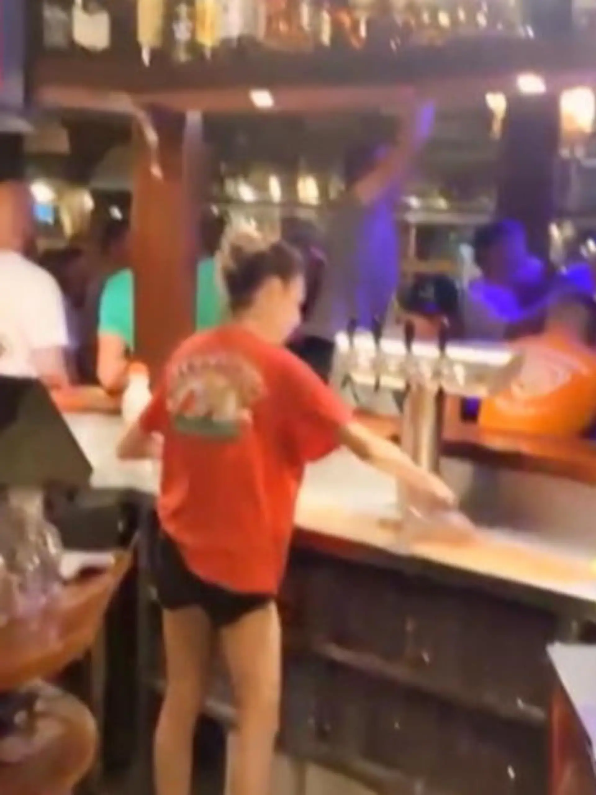 Ein TikTok-User hat ein Video veröffentlicht, das für Diskussionen sorgt: Wird im Bierkönig etwa verschüttetes Bier aus dem Ablauf in Gläser gefüllt und rausgegeben? Oder reinigt die Mitarbeiterin hier einfach nur die Theke?