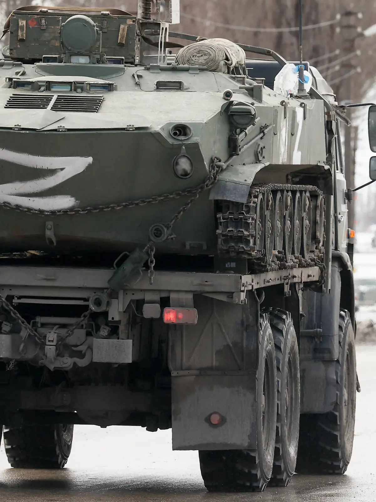 ARMYANSK, CRIMEA, RUSSIA  MARCH 2, 2022: Military hardware moves along the street. Early on 24 February, Russia s President Putin announced his decision to launch a special military operation after considering requests from the leaders of the Donetsk People s Republic and Lugansk People s Republic. Sergei Malgavko/TASS PUBLICATIONxINxGERxAUTxONLY TS125F5D 