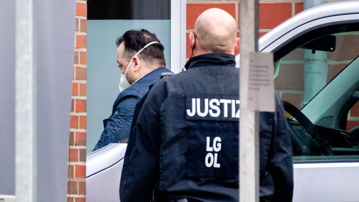 01.03.2022, Niedersachsen, Oldenburg: Der wegen Mordes verurteilte Krankenpfleger Niels Högel (l) kommt vor Prozessbeginn an den Weser-Ems-Hallen an, in die das Landgericht aus Platzgründen den Prozess gegen frühere Vorgesetzte des ehemaligen Krankenpflegers an den Kliniken Oldenburg und Delmenhorst verlegt hat. Der 2019 wegen 85 Morden verurteilte Högel wird voraussichtlich als Zeuge aussagen. Foto: Hauke-Christian Dittrich/dpa +++ dpa-Bildfunk +++