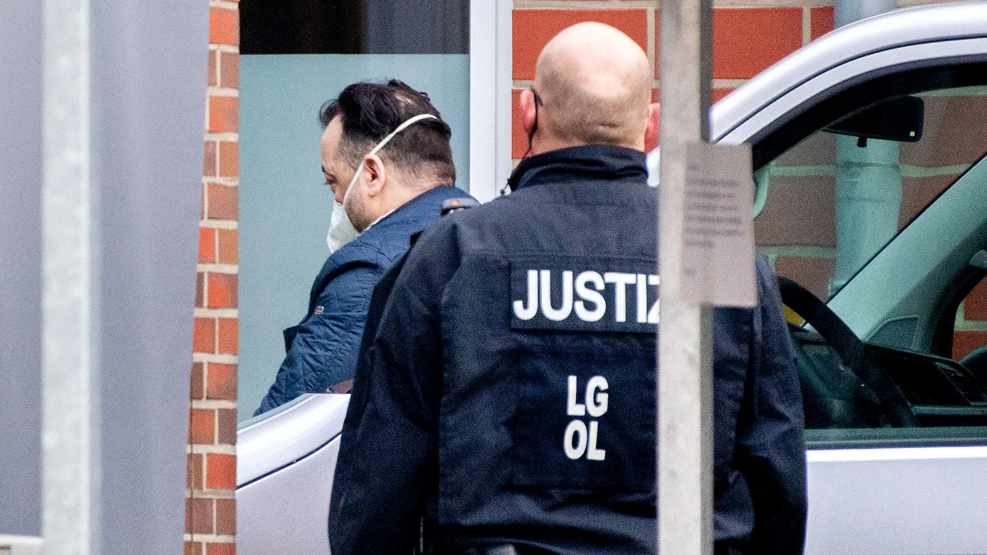 01.03.2022, Niedersachsen, Oldenburg: Der wegen Mordes verurteilte Krankenpfleger Niels Högel (l) kommt vor Prozessbeginn an den Weser-Ems-Hallen an, in die das Landgericht aus Platzgründen den Prozess gegen frühere Vorgesetzte des ehemaligen Krankenpflegers an den Kliniken Oldenburg und Delmenhorst verlegt hat. Der 2019 wegen 85 Morden verurteilte Högel wird voraussichtlich als Zeuge aussagen. Foto: Hauke-Christian Dittrich/dpa +++ dpa-Bildfunk +++