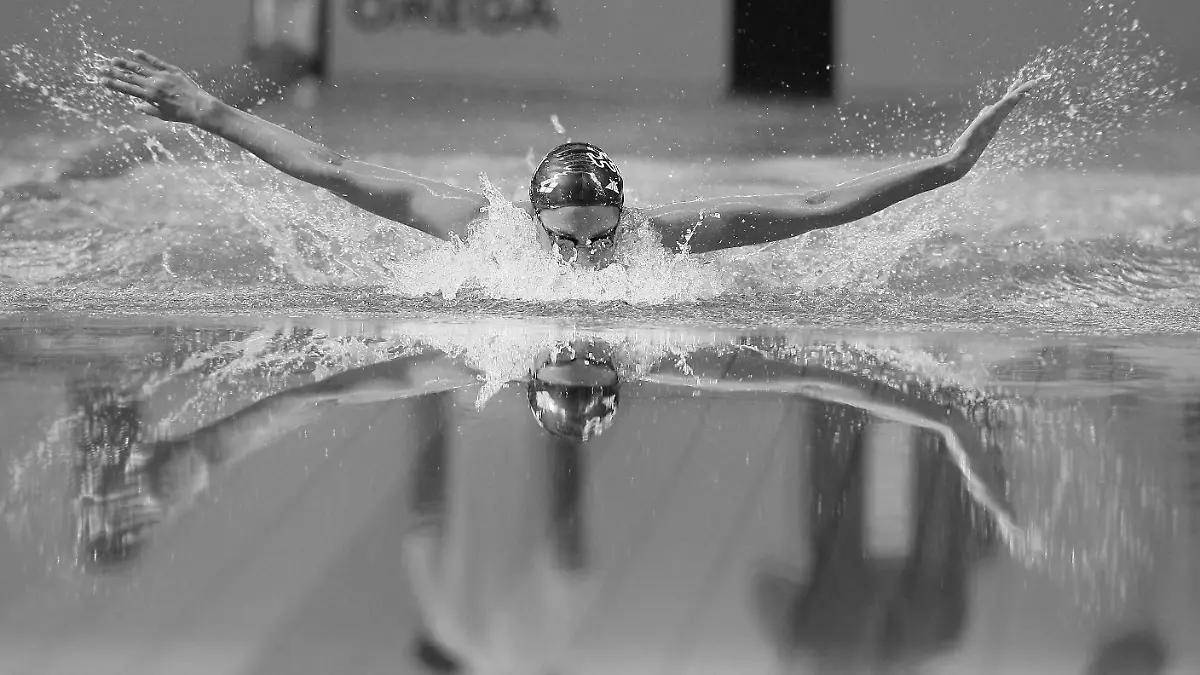 Spiegel im Wasser: Die französische Schwimmerin Joanne Andraca im Finale über 100 m Schmetterling der Damen bei den Landesmeisterschaften am 26.06.2007 im südfranzösischen Saint-Raphael. Foto: Felix Golesi  +++(c) dpa - Report+++