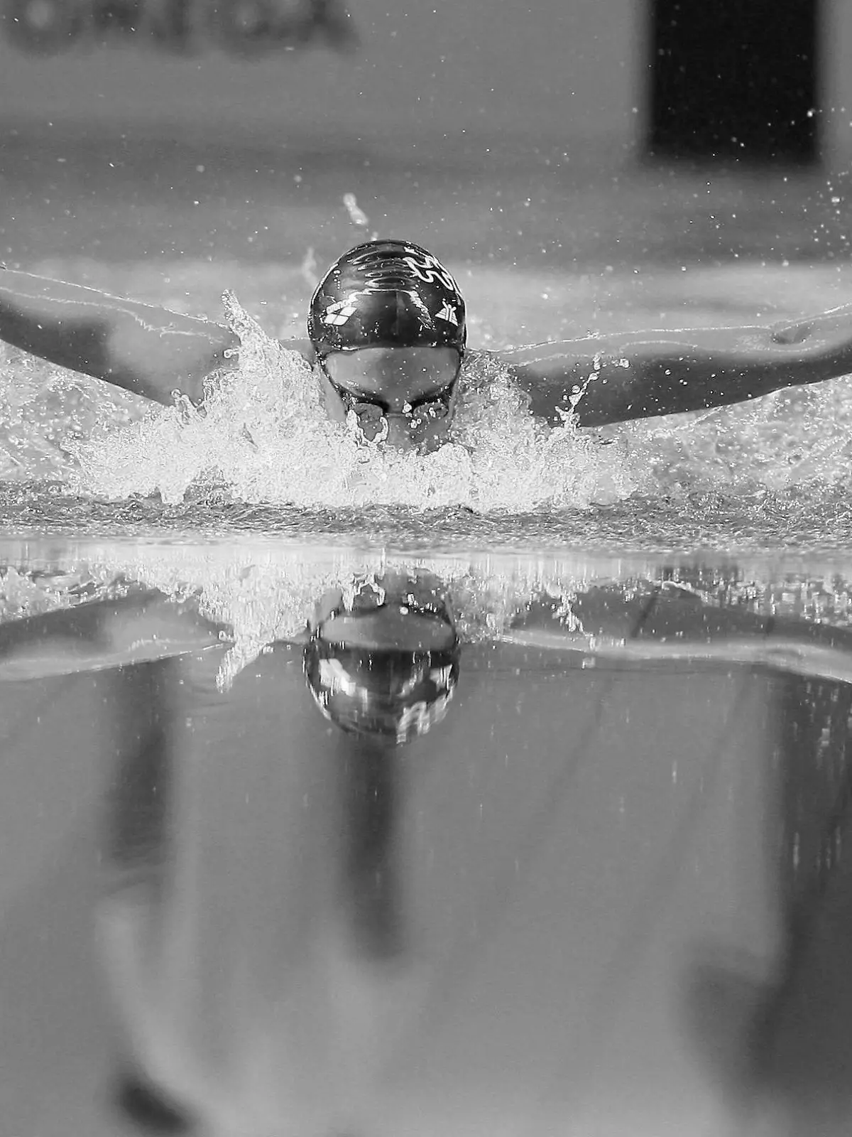 Spiegel im Wasser: Die französische Schwimmerin Joanne Andraca im Finale über 100 m Schmetterling der Damen bei den Landesmeisterschaften am 26.06.2007 im südfranzösischen Saint-Raphael. Foto: Felix Golesi  +++(c) dpa - Report+++
