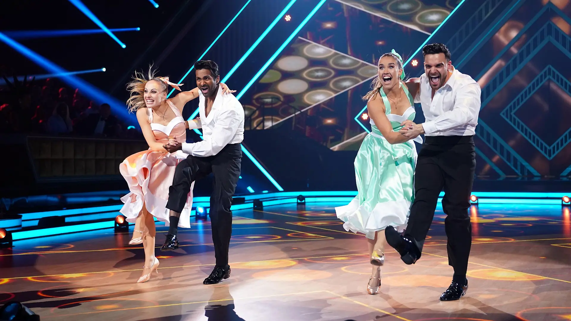 Der Gruppentanz (Quickstep) von Stefano Zarrella (r.) und Biyon Kattilathu mit Marta Arndt und Mariia Maksina.
+++ Die Verwendung des sendungsbezogenen Materials ist nur mit dem Hinweis und Verlinkung auf RTL+ gestattet. +++