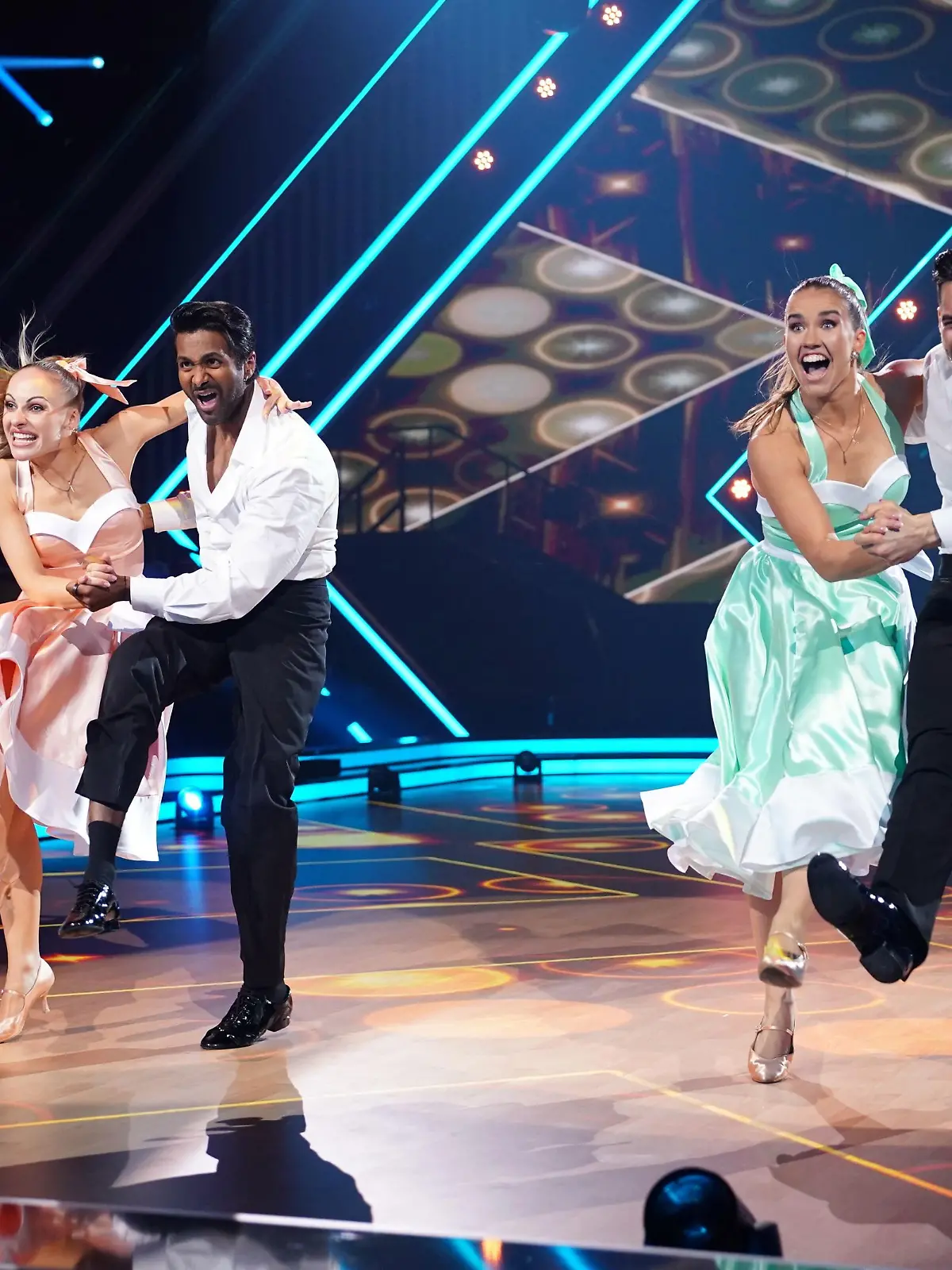 Der Gruppentanz (Quickstep) von Stefano Zarrella (r.) und Biyon Kattilathu mit Marta Arndt und Mariia Maksina. 

+++ Die Verwendung des sendungsbezogenen Materials ist nur mit dem Hinweis und Verlinkung auf RTL+ gestattet. +++
