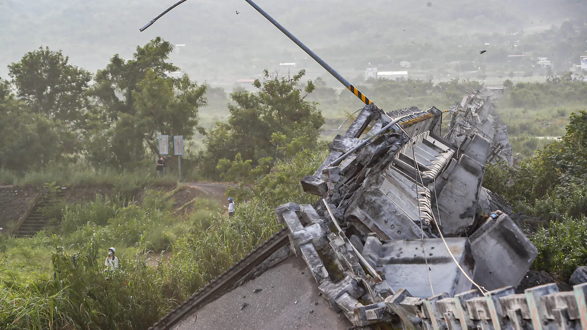 Devastation In Taiwan After Powerful Earthquakes A collapsed bridge after a magnitude 6.8 earthquake hitting Taiwan caused severe damages to buildings, bridges and different structures across Taiwan, in Yuli, Hualien, Taiwan, 19 September 2022. Schools in Hualien and several train services have been suspended as international experts have said there could be aftershocks in the coming days or weeks. Yuli, Hualien Hualien Taiwan PUBLICATIONxNOTxINxFRA Copyright: xCengxShouxYix originalFilename: ceng-notitle220919_npfSF.jpg