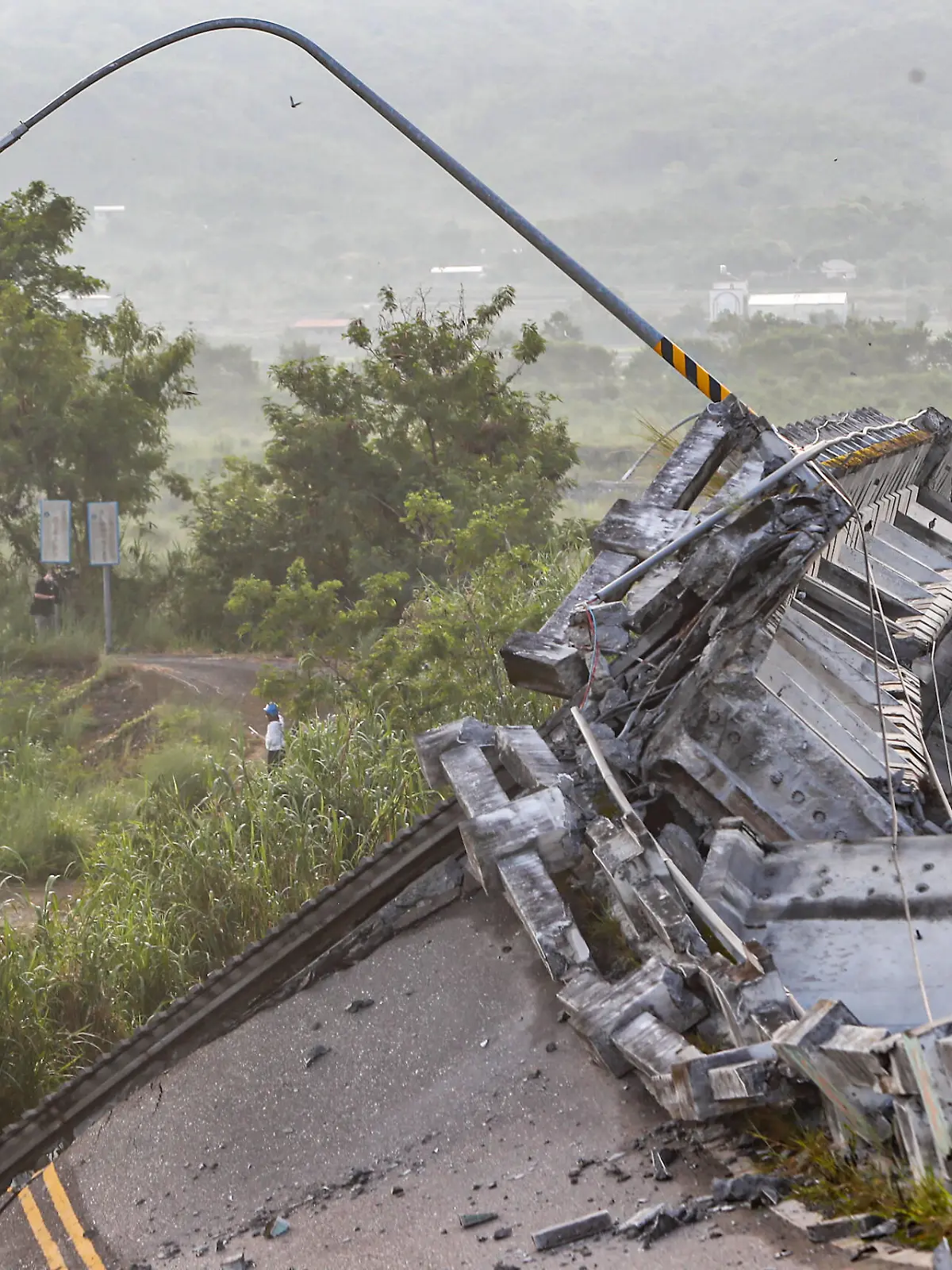  Devastation In Taiwan After Powerful Earthquakes A collapsed bridge after a magnitude 6.8 earthquake hitting Taiwan caused severe damages to buildings, bridges and different structures across Taiwan, in Yuli, Hualien, Taiwan, 19 September 2022. Schools in Hualien and several train services have been suspended as international experts have said there could be aftershocks in the coming days or weeks. Yuli, Hualien Hualien Taiwan PUBLICATIONxNOTxINxFRA Copyright: xCengxShouxYix originalFilename: ceng-notitle220919_npfSF.jpg