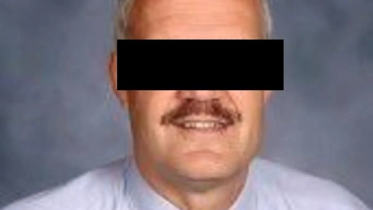 Er schlug seinen Schüler gegen eine Wand.