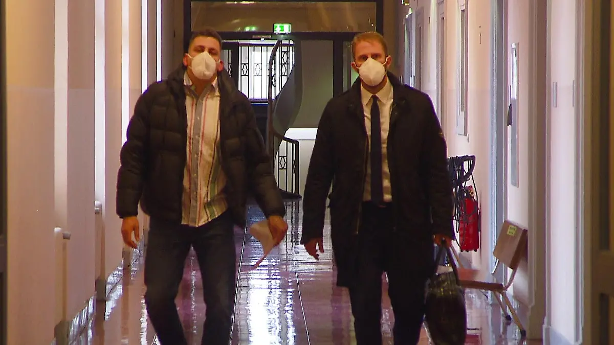 Rapper Gzuz kommt mit seinem Anwalt Christopher Posch am Gerichtssaal im Landgericht Hamburg an.
