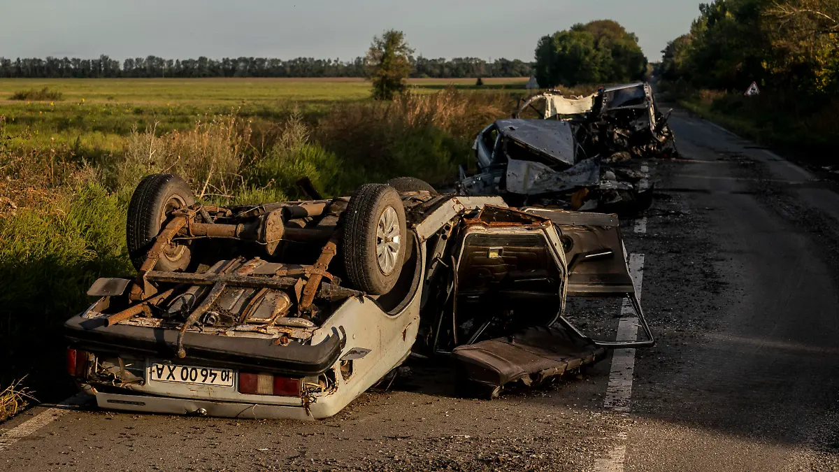  September 9, 2022, Kharkiv, Ukraine: Destroyed vehicles are seen in the Kharkiv region during the Russia-Ukraine war southeast of Kharkiv. Ukraine has retaken large areas in the Kharkiv region this week. Kharkiv Ukraine - ZUMAr101 20220909_zaf_r101_074 Copyright: xDavidxRyderx