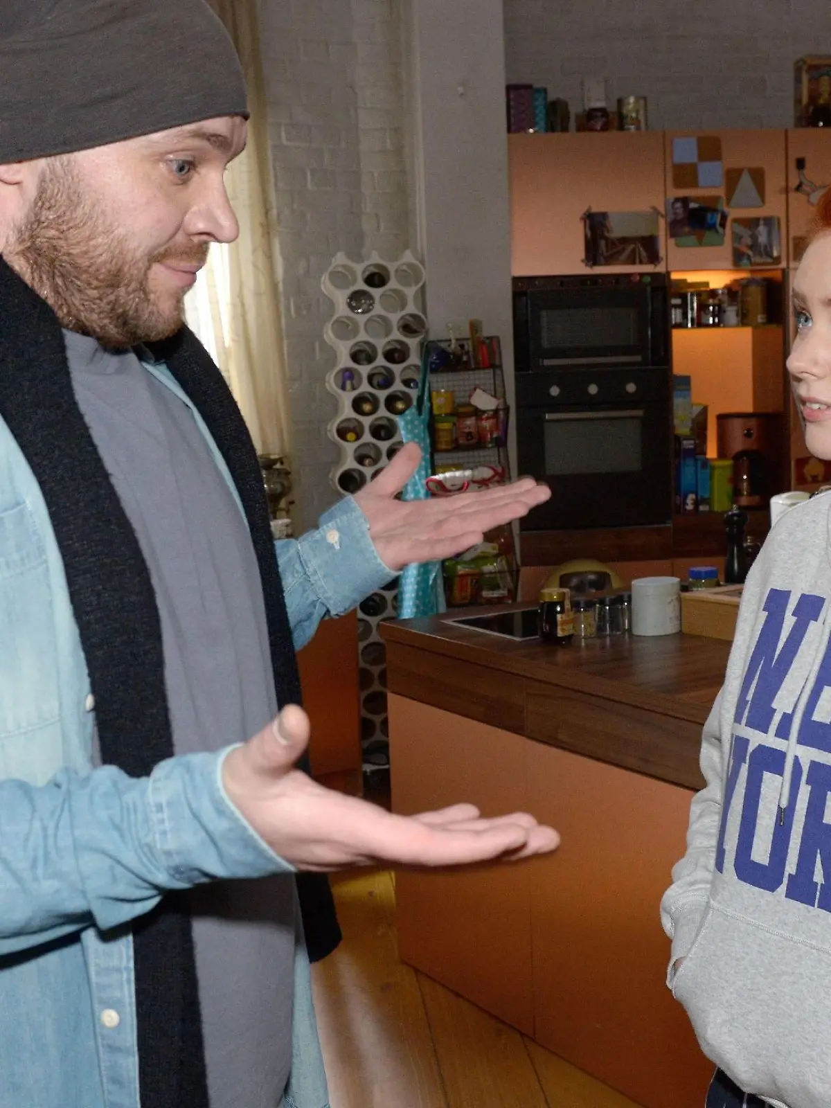 Bevor Toni (Olivia Marei) bemerkt, dass ihre Unterlagen fehlen, wird sie von Erik (Patrick Heinrich) abgelenkt.

Die Verwendung des sendungsbezogenen Materials ist nur mit dem Hinweis und Verlinkung auf RTL+ gestattet.