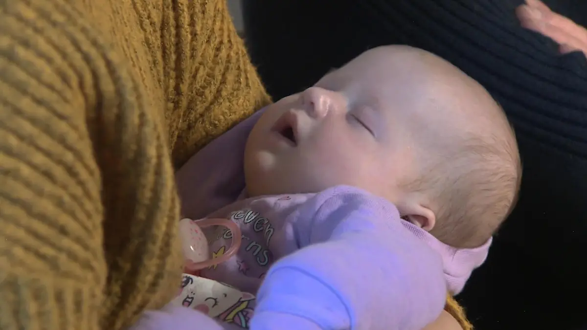 Eine Leihmutter brachte die kleine Amy in der Ukraine zur Welt, dann griff Putin das Land an. Ihren Eltern gelang die Flucht.