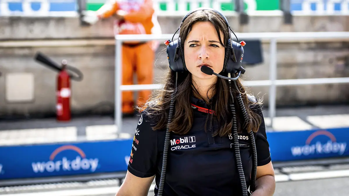 2022-07-29 15:06:09 BUDAPEST - Hannah Schmitz, strategy engineer at Red Bull Racing, during the first practice session ahead of the F1 Hungarian Grand Prix at the Hungaroring Circuit. ANP REMKO DE WAAL netherlands out - belgium out Boedapest xVIxxIVx *** 2022 07 29 15 06 09 BUDAPEST Hannah Schmitz, strategy engineer at Red Bull Racing, during the first practice session ahead of the F1 Hungarian Grand Prix at the Hungaroring Circuit ANP REMKO DE WAAL netherlands out belgium out Budapest xVIxxIVx 452445646 originalFilename: 0163888989st.jpg