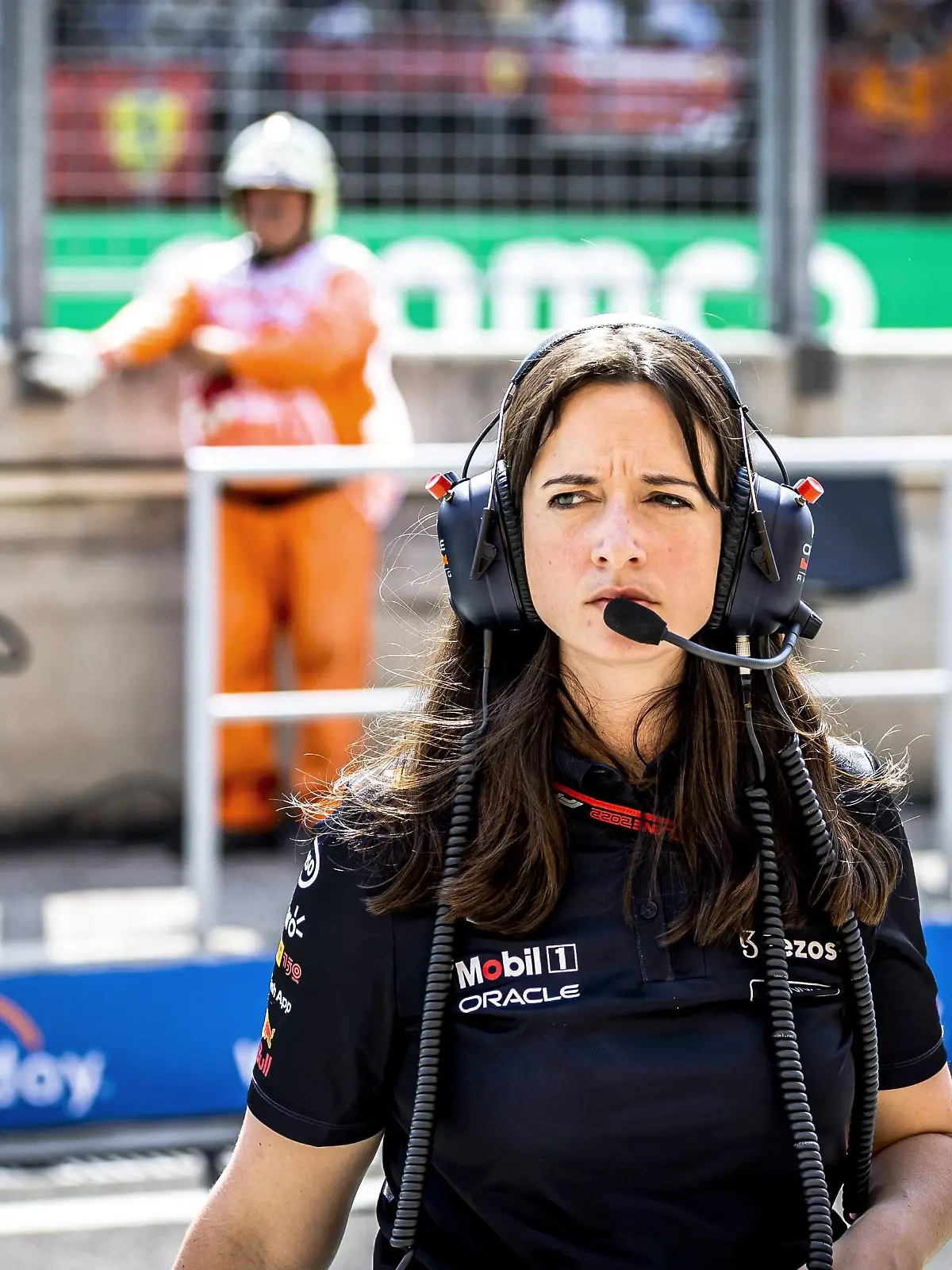 2022-07-29 15:06:09 BUDAPEST - Hannah Schmitz, strategy engineer at Red Bull Racing, during the first practice session ahead of the F1 Hungarian Grand Prix at the Hungaroring Circuit. ANP REMKO DE WAAL netherlands out - belgium out Boedapest xVIxxIVx *** 2022 07 29 15 06 09 BUDAPEST Hannah Schmitz, strategy engineer at Red Bull Racing, during the first practice session ahead of the F1 Hungarian Grand Prix at the Hungaroring Circuit ANP REMKO DE WAAL netherlands out belgium out Budapest xVIxxIVx 452445646 originalFilename: 0163888989st.jpg 