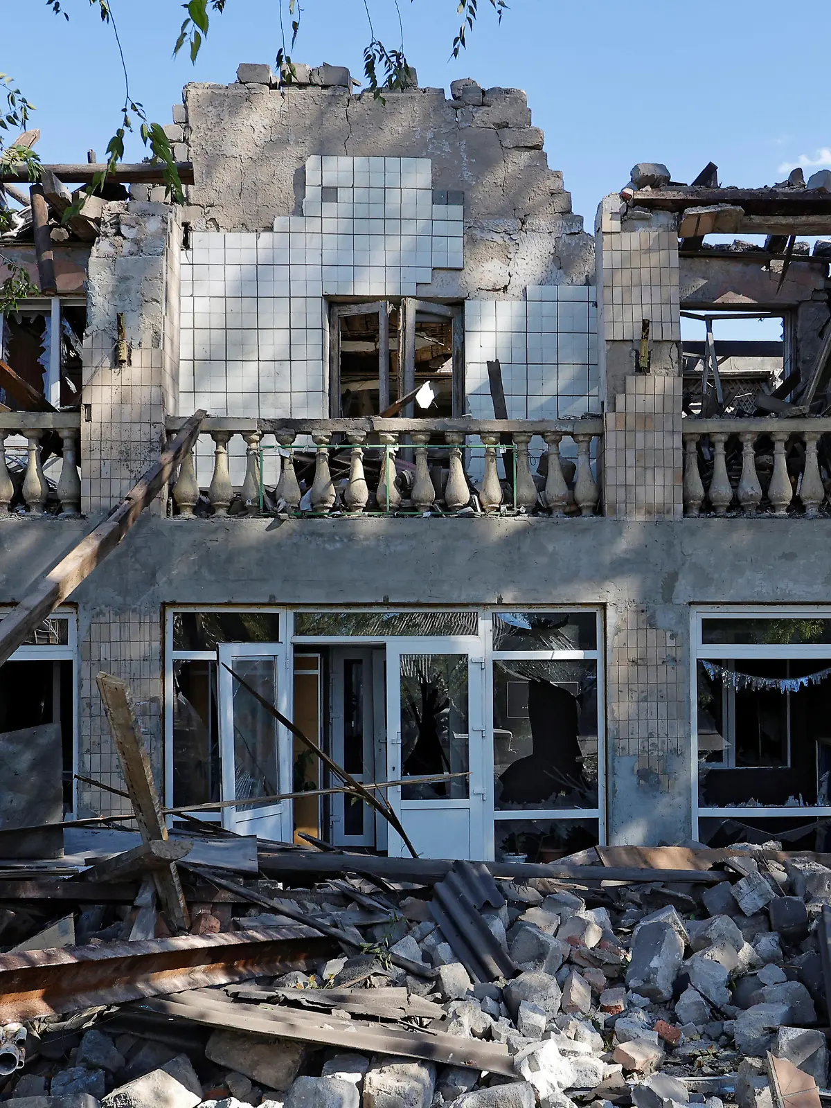 A man removes debris of a building destroyed by recent shelling during Russia-Ukraine conflict in the city of Kadiivka (Stakhanov) in the Luhansk region, Ukraine September 19, 2022. REUTERS/Alexander Ermochenko
