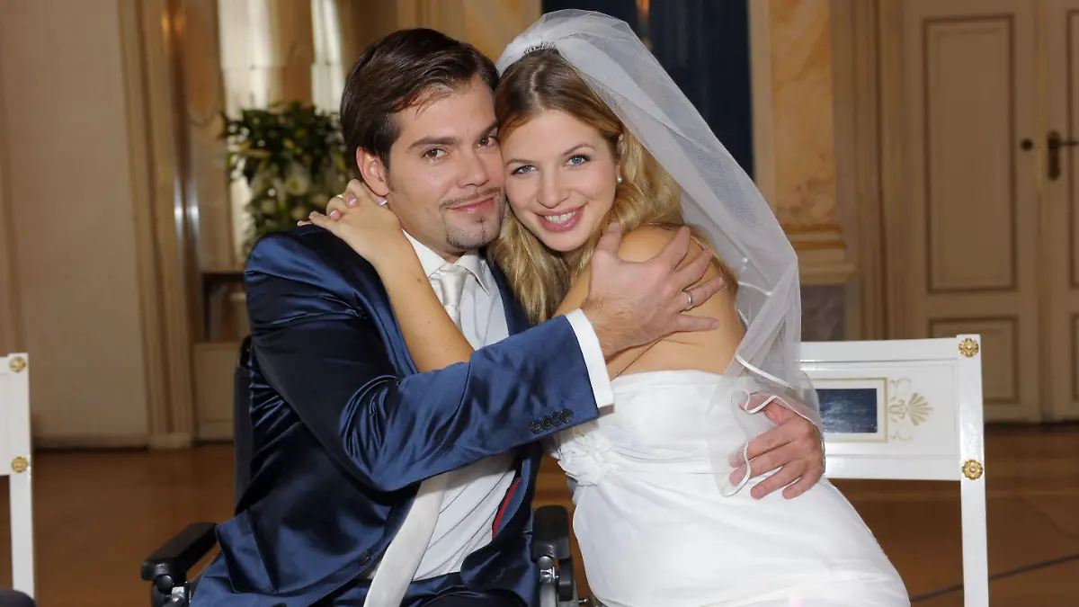 Leon (Daniel Fehlow) und Verena (Susan Sideropoulos) haben sich endlich das Ja-Wort gegeben und sind überglücklich...