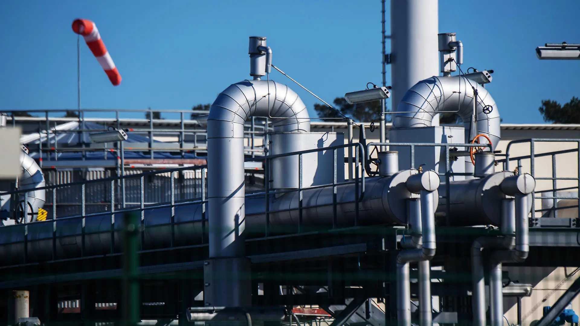 08.03.2022, Mecklenburg-Vorpommern, Lubmin: Rohrsysteme und Absperrvorrichtungen in der Gasempfangsstation der Ostseepipeline Nord Stream 1 und der Übernahmestation der Ferngasleitung OPAL (Ostsee-Pipeline-Anbindungsleitung) stehen in der Sonne. In Lubmin bei Greifswald endet die Ostsee-Pipeline Nord Stream 1, durch die seit 2011 russisches Erdgas nach Deutschland fließt. Russland hat nach Beginn des Krieges gegen die Ukraine erstmals offen mit einem Gas-Lieferstopp durch die Ostsee-Pipeline Nord Stream 1 gedroht. Foto: Stefan Sauer/dpa +++ dpa-Bildfunk +++