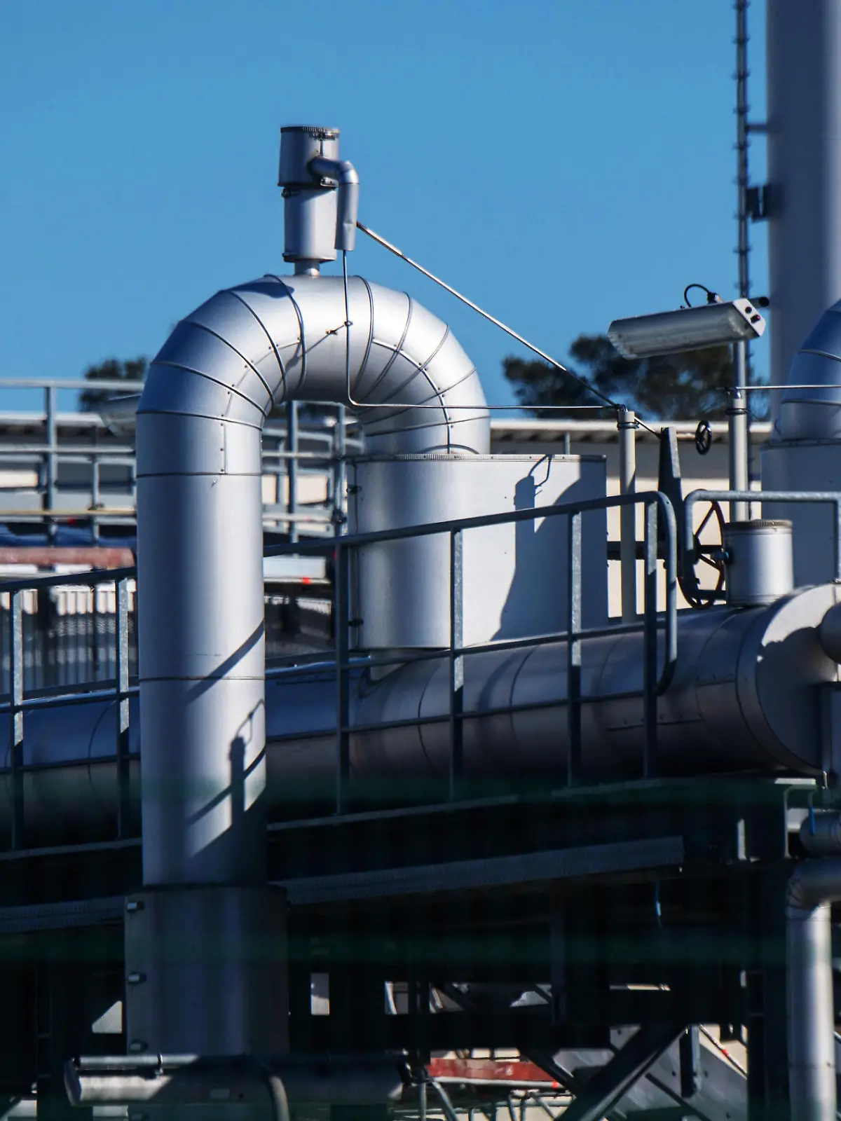 08.03.2022, Mecklenburg-Vorpommern, Lubmin: Rohrsysteme und Absperrvorrichtungen in der Gasempfangsstation der Ostseepipeline Nord Stream 1 und der Übernahmestation der Ferngasleitung OPAL (Ostsee-Pipeline-Anbindungsleitung) stehen in der Sonne. In Lubmin bei Greifswald endet die Ostsee-Pipeline Nord Stream 1, durch die seit 2011 russisches Erdgas nach Deutschland fließt. Russland hat nach Beginn des Krieges gegen die Ukraine erstmals offen mit einem Gas-Lieferstopp durch die Ostsee-Pipeline Nord Stream 1 gedroht. Foto: Stefan Sauer/dpa +++ dpa-Bildfunk +++