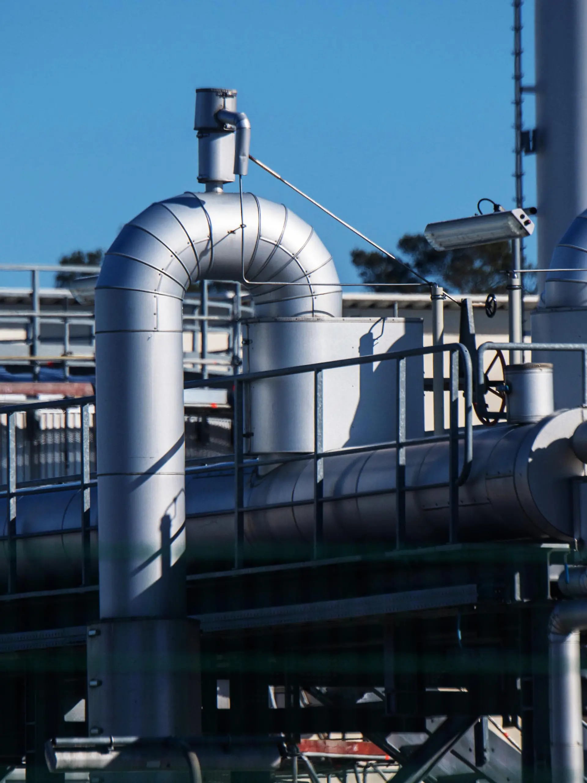 08.03.2022, Mecklenburg-Vorpommern, Lubmin: Rohrsysteme und Absperrvorrichtungen in der Gasempfangsstation der Ostseepipeline Nord Stream 1 und der Übernahmestation der Ferngasleitung OPAL (Ostsee-Pipeline-Anbindungsleitung) stehen in der Sonne. In Lubmin bei Greifswald endet die Ostsee-Pipeline Nord Stream 1, durch die seit 2011 russisches Erdgas nach Deutschland fließt. Russland hat nach Beginn des Krieges gegen die Ukraine erstmals offen mit einem Gas-Lieferstopp durch die Ostsee-Pipeline Nord Stream 1 gedroht. Foto: Stefan Sauer/dpa +++ dpa-Bildfunk +++