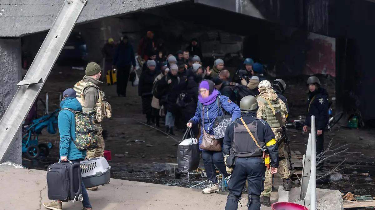 March 9, 2022, Irpin, Ukraine: War refugees seen during the evacuation..Thousands of residents of Irpin have to abandon their homes and evacuate as Russian troops are bombing a peaceful city. War refugees in Ukraine. Irpin Ukraine - ZUMAs197 20220309_zaa_s197_317 Copyright: xMykhayloxPalinchakx 