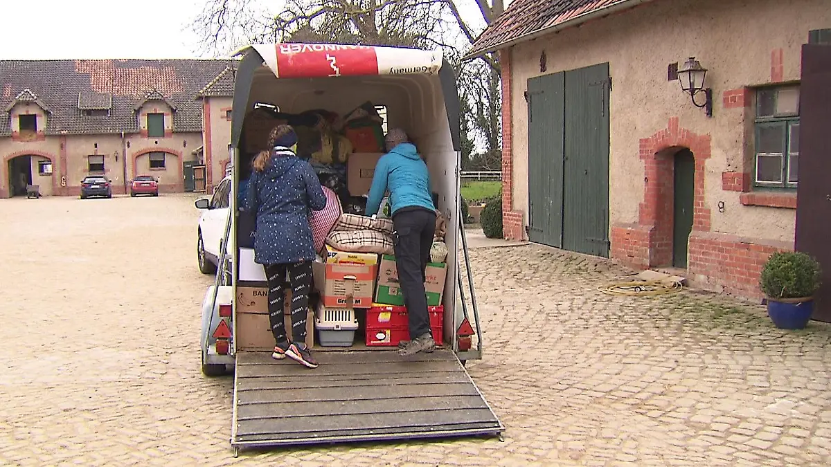 Mit dem Pferdeanhänger voller Sachspenden fahren sie ans Grenzgebiet