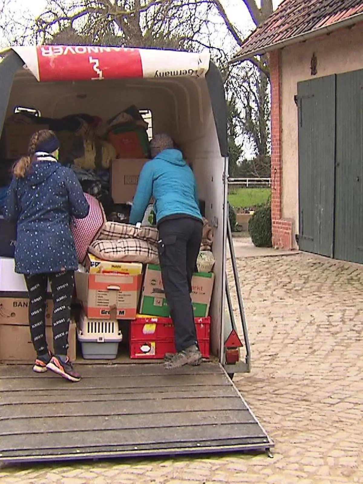 Mit dem Pferdeanhänger voller Sachspenden fahren sie ans Grenzgebiet