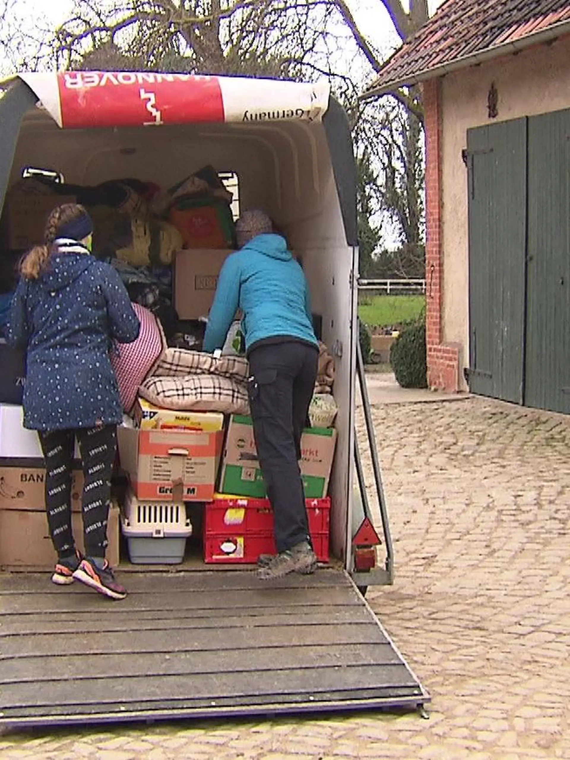 Mit dem Pferdeanhänger voller Sachspenden fahren sie ans Grenzgebiet