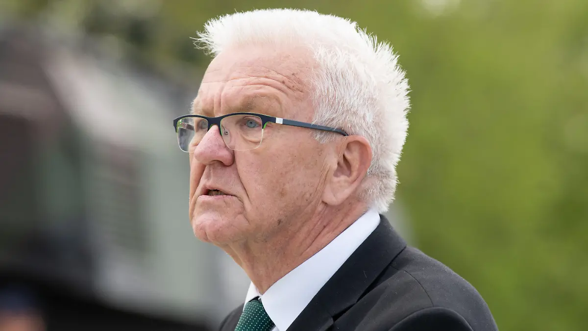 09.05.2022, Baden-Württemberg, Stetten am kalten Markt: Baden-Württembergs Ministerpräsident Winfried Kretschmann (Bündnis 90/Die Grünen) spricht bei einem Besuch in der Albkaserne. Foto: Silas Stein/dpa +++ dpa-Bildfunk +++