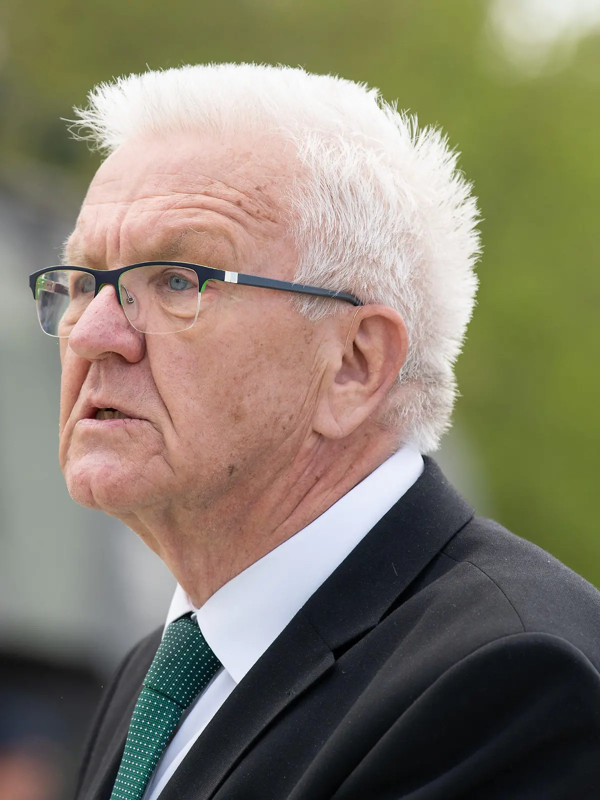 09.05.2022, Baden-Württemberg, Stetten am kalten Markt: Baden-Württembergs Ministerpräsident Winfried Kretschmann (Bündnis 90/Die Grünen) spricht bei einem Besuch in der Albkaserne. Foto: Silas Stein/dpa +++ dpa-Bildfunk +++