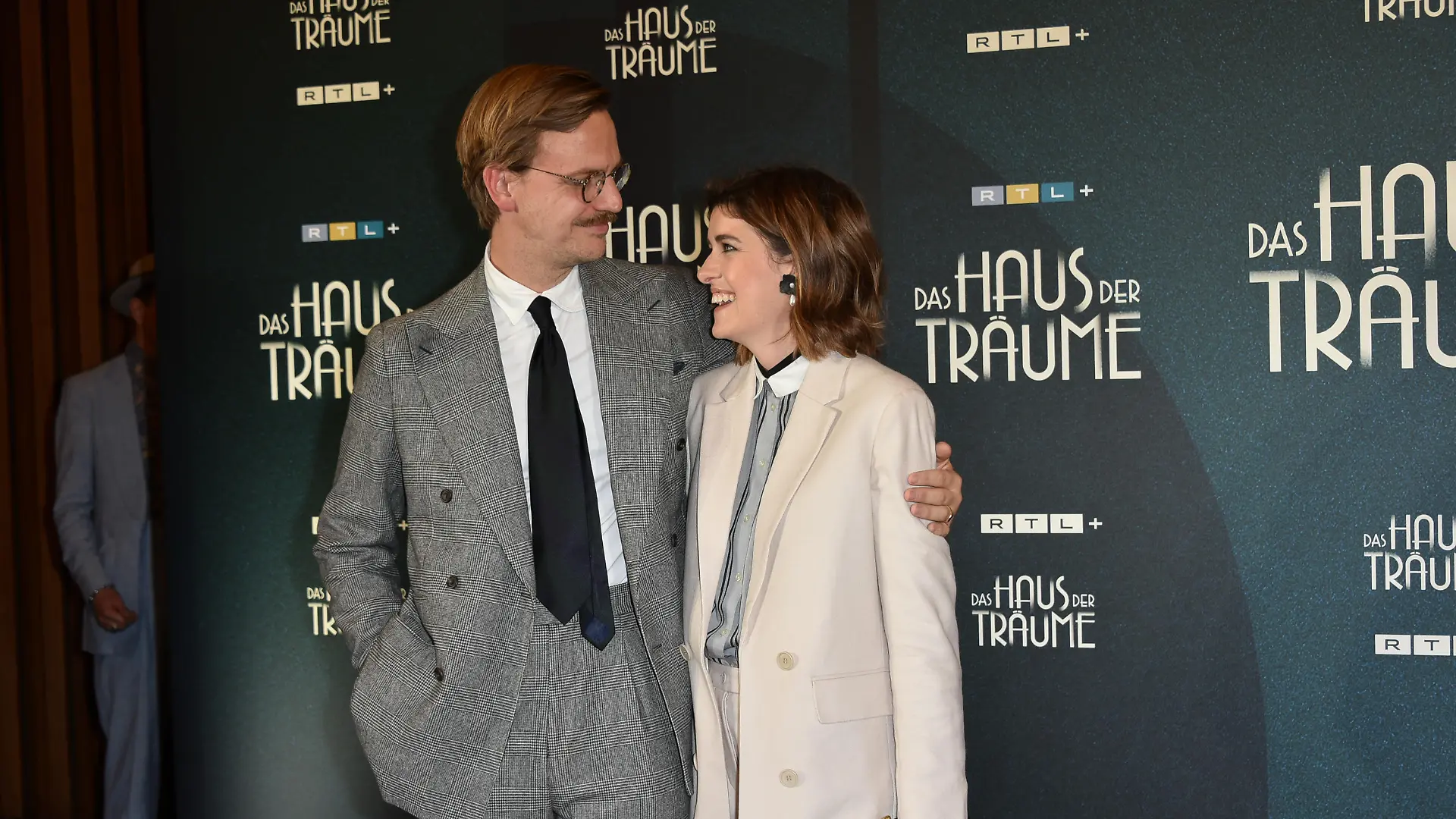Marie Nasemann, Partner Sebastian Tigges; Das Haus der Traeume Premiere im Kino International in Berlin / 120922
*** "Das Haus der Traeume" premiere in Berlin, Germany on September 12, 2022 ***