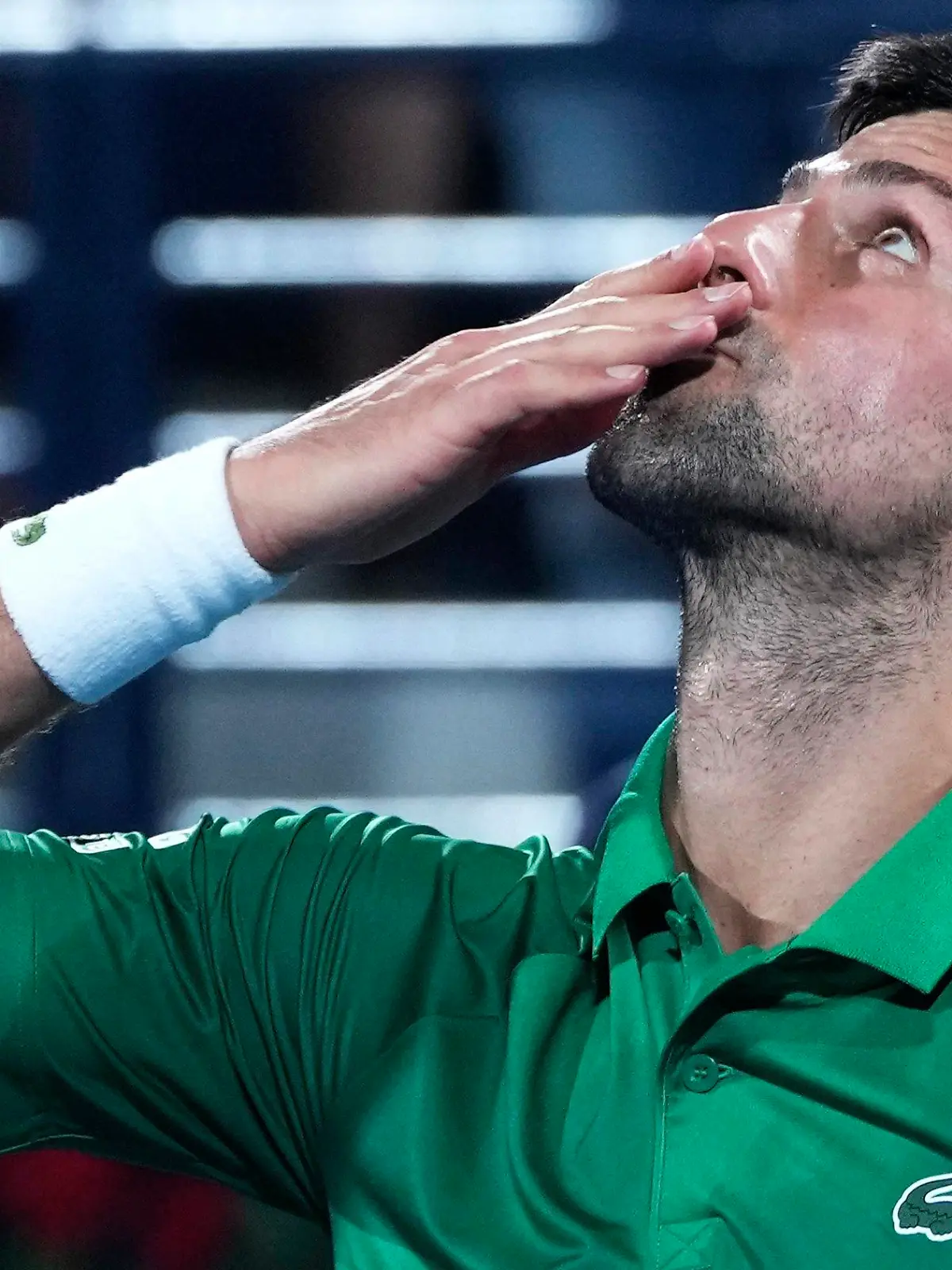 23.02.2022, Vereinigte Arabische Emirate, Dubai: Tennis: ATP-Tour - Dubai Duty Free Tennis Championship, Einzel, Herren, Achtelfinale, Djokovic (Serbien) - Khachanov (Russland): Novak Djokovic feiert nach seinem Sieg. Foto: Ebrahim Noroozi/AP/dpa +++ dpa-Bildfunk +++