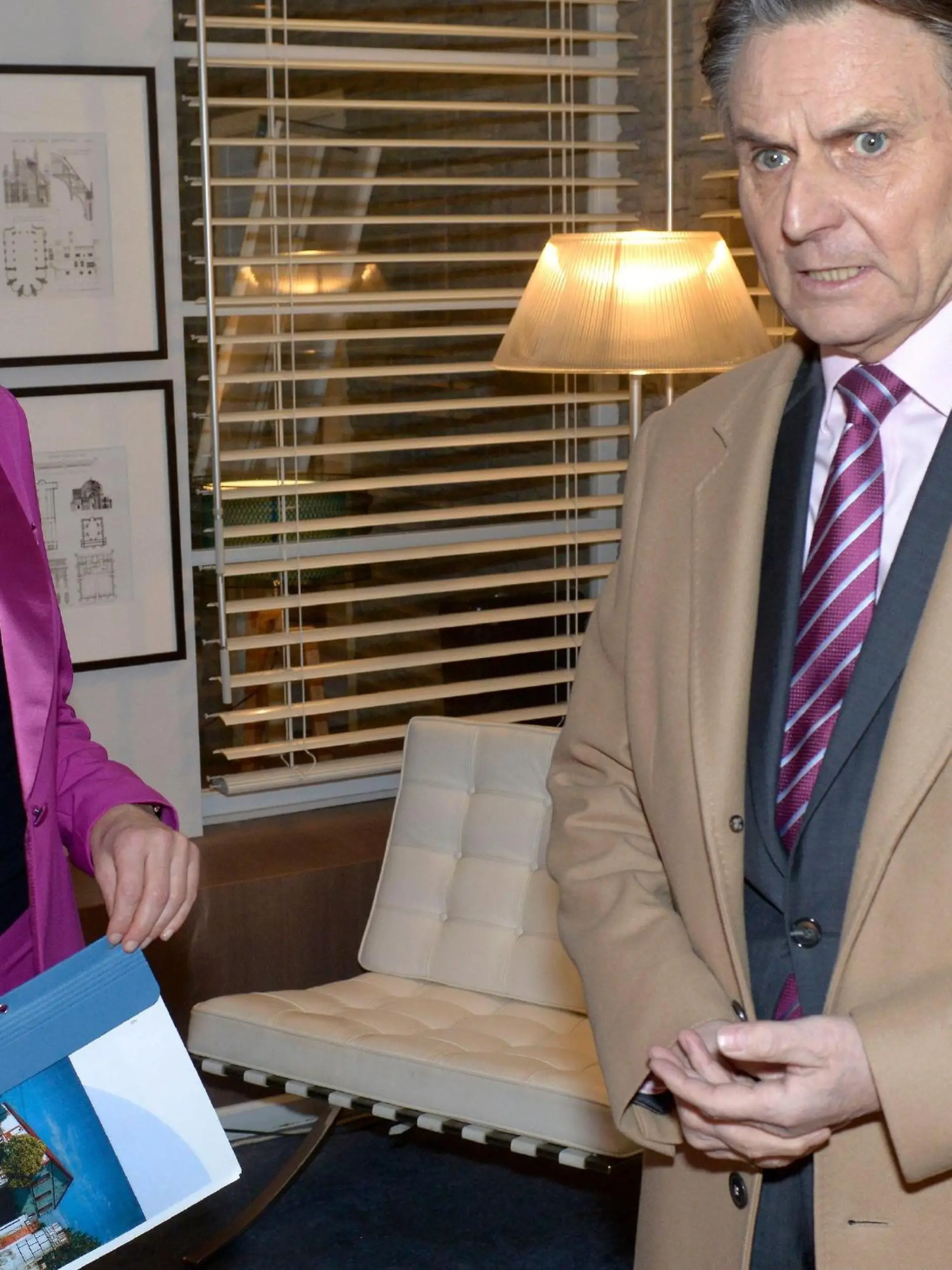 Katrin (Ulrike Frank) erkennt, dass Gerner (Wolfgang Bahro) es kaum erträgt, Linostrami ausgeliefert zu sein.

Die Verwendung des sendungsbezogenen Materials ist nur mit dem Hinweis und Verlinkung auf RTL+ gestattet.