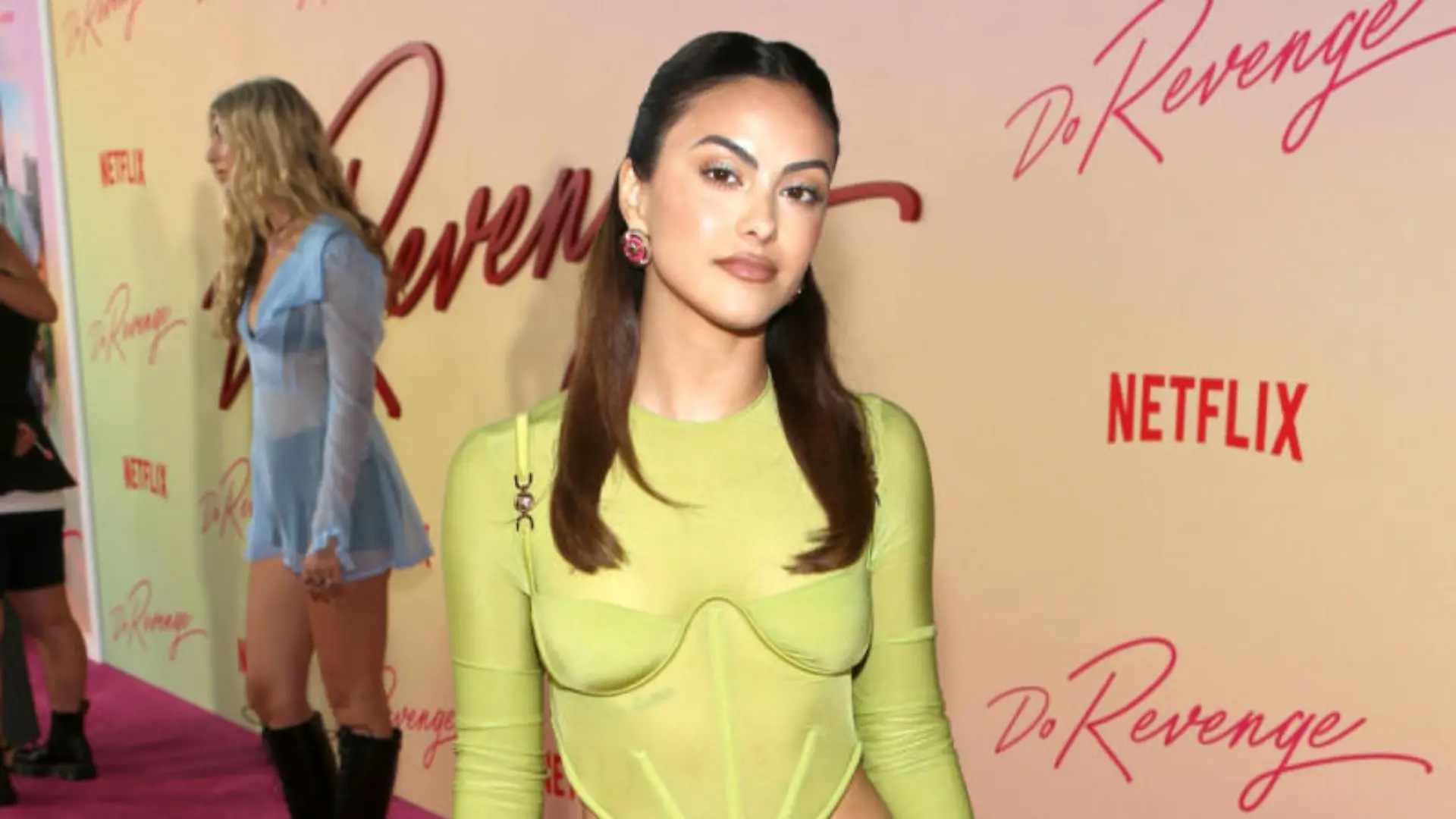 Camila Mendes verrät das Geheimnis ihres Augenbrauen-Looks