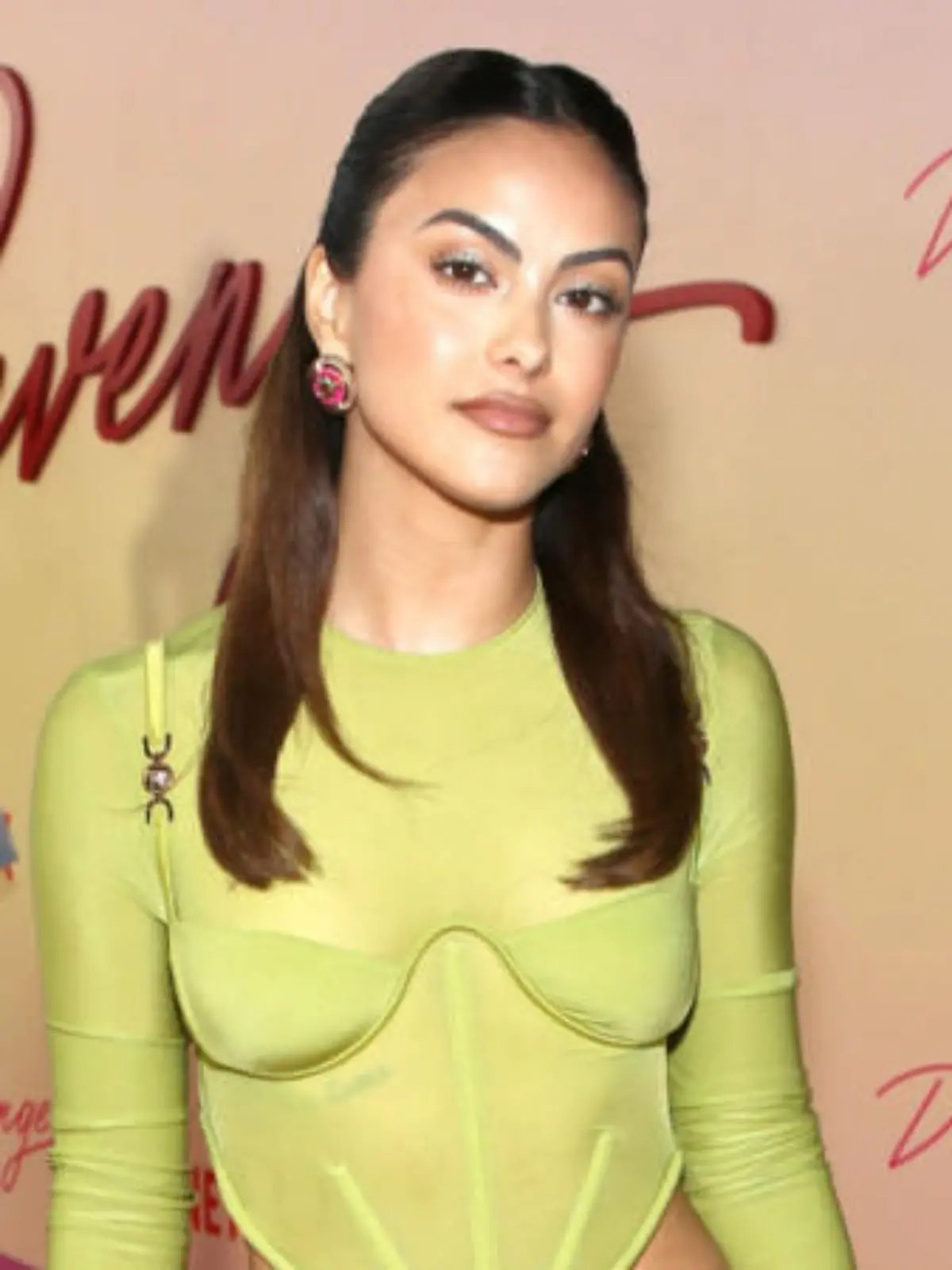 Camila Mendes verrät das Geheimnis ihres Augenbrauen-Looks