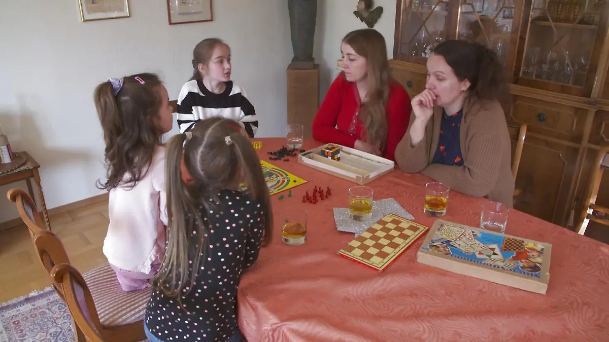 Dank Brunos Nachbarn haben die Kinder Spielzeug zum spielen.