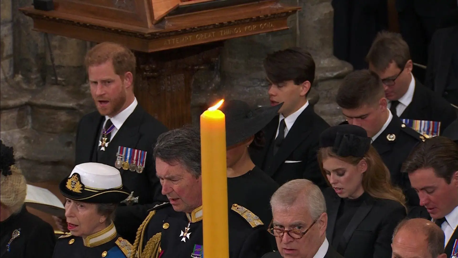 Herzogin Meghan wurde auf den TV-Bildern während der Trauerfeier in Westminster Abbey von einer Kerze verdeckt. Fans vermuten dahinter eine Verschwörung gegen die 41-Jährige.