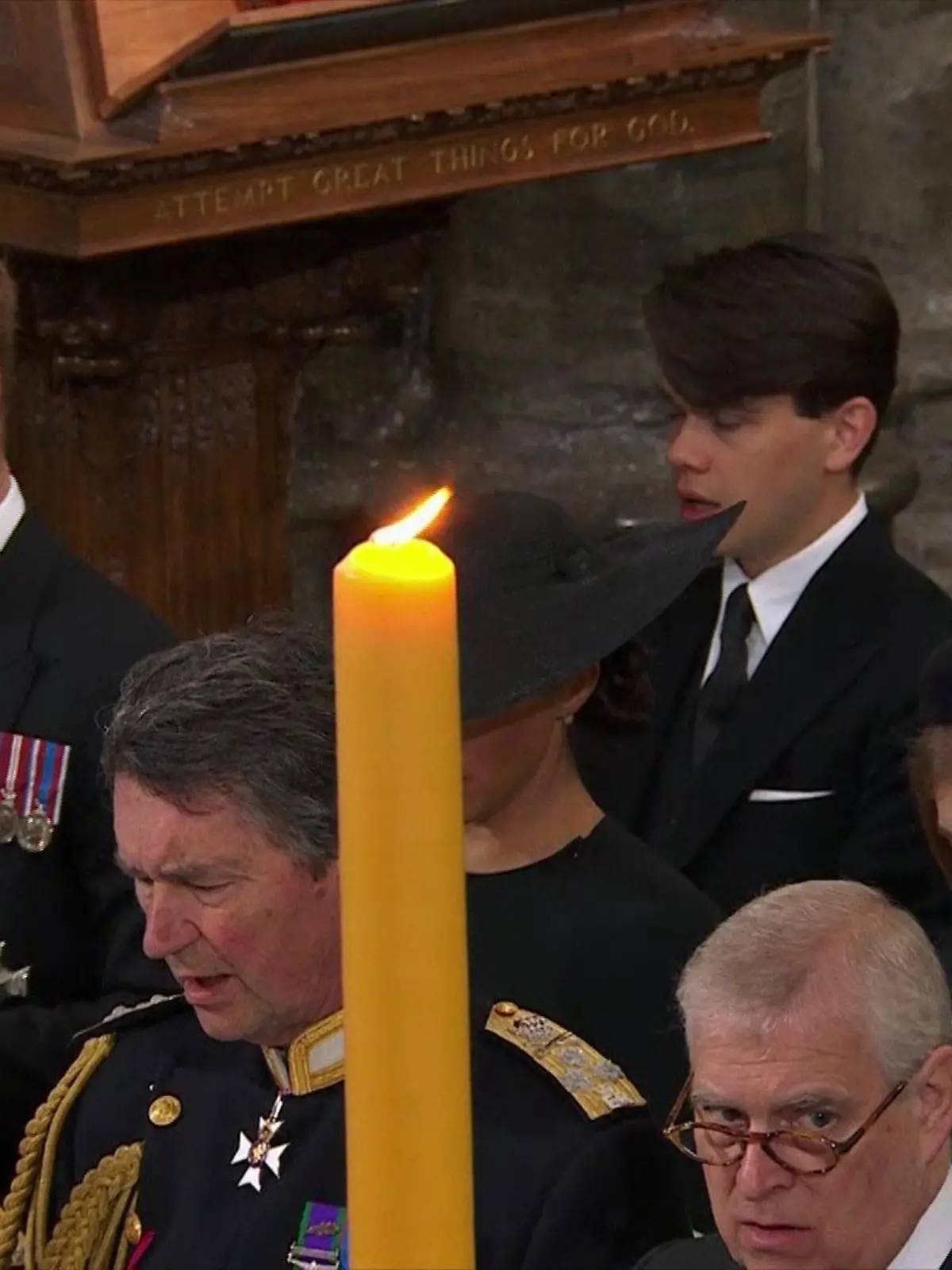 Herzogin Meghan wurde auf den TV-Bildern während der Trauerfeier  in Westminster Abbey von einer Kerze verdeckt. Fans vermuten dahinter eine Verschwörung gegen die 41-Jährige.