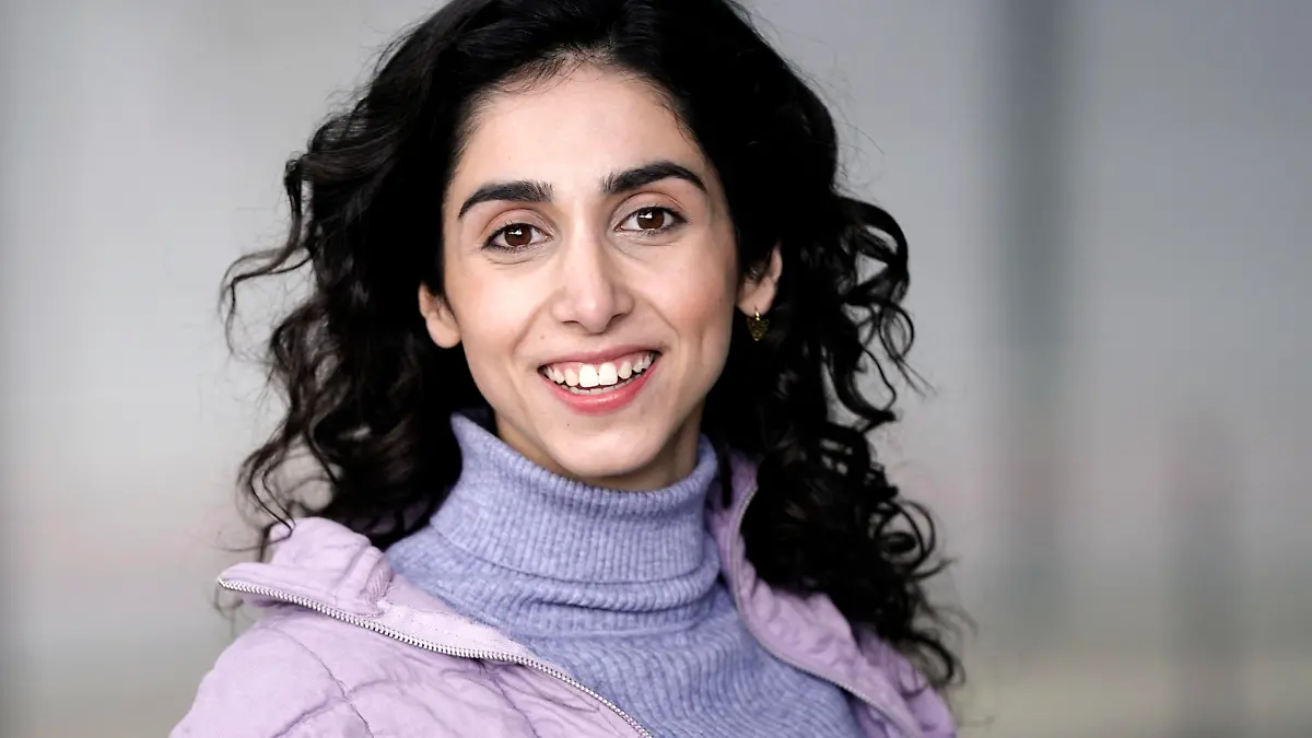 Suri Abbassi beim Fototermin am Set der RTL TV-Serie Alles was zählt in den MMC-Studios in Ossendorf. Köln, 19.03.2021 *** Suri Abbassi at the photo session on the set of the RTL TV series Alles was zählt at the MMC Studios in Ossendorf Cologne, 19 03 2021 Foto:xJ.xKrickx/xFuturexImage 