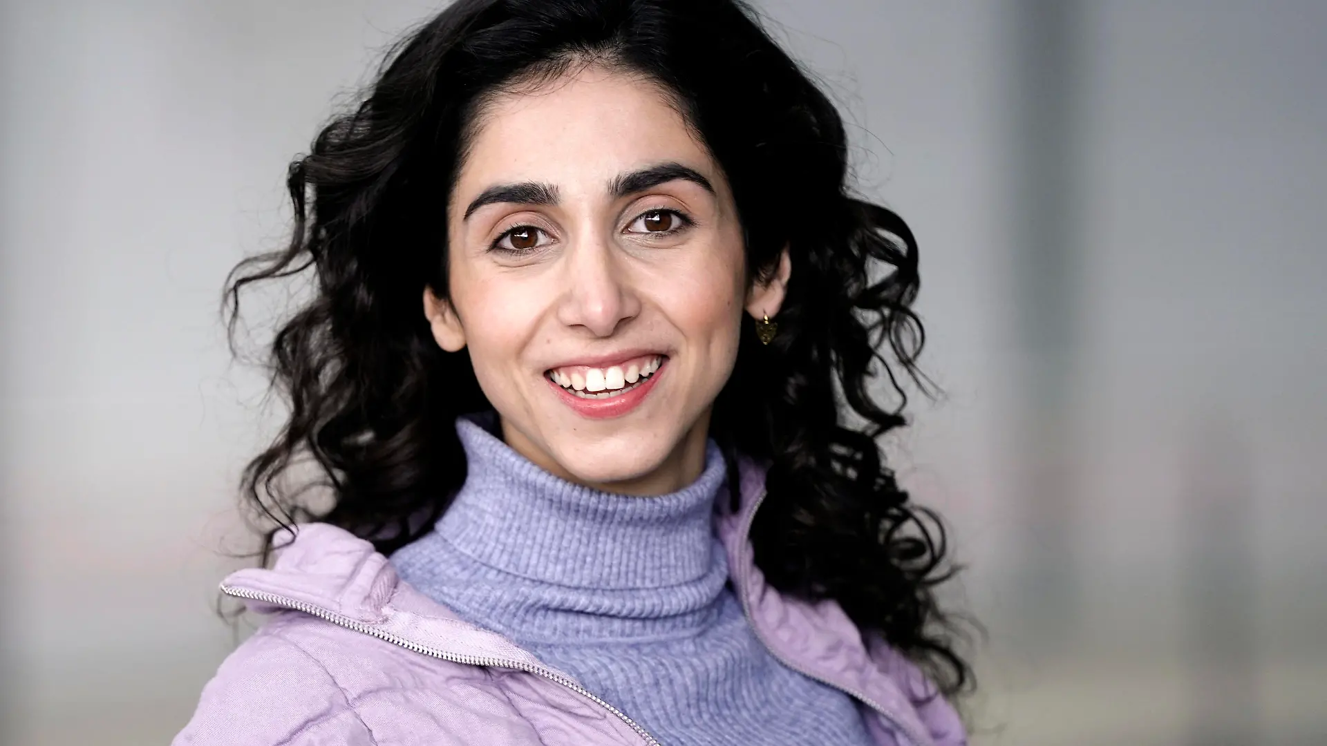 Suri Abbassi beim Fototermin am Set der RTL TV-Serie Alles was zählt in den MMC-Studios in Ossendorf. Köln, 19.03.2021 *** Suri Abbassi at the photo session on the set of the RTL TV series Alles was zählt at the MMC Studios in Ossendorf Cologne, 19 03 2021 Foto:xJ.xKrickx/xFuturexImage 