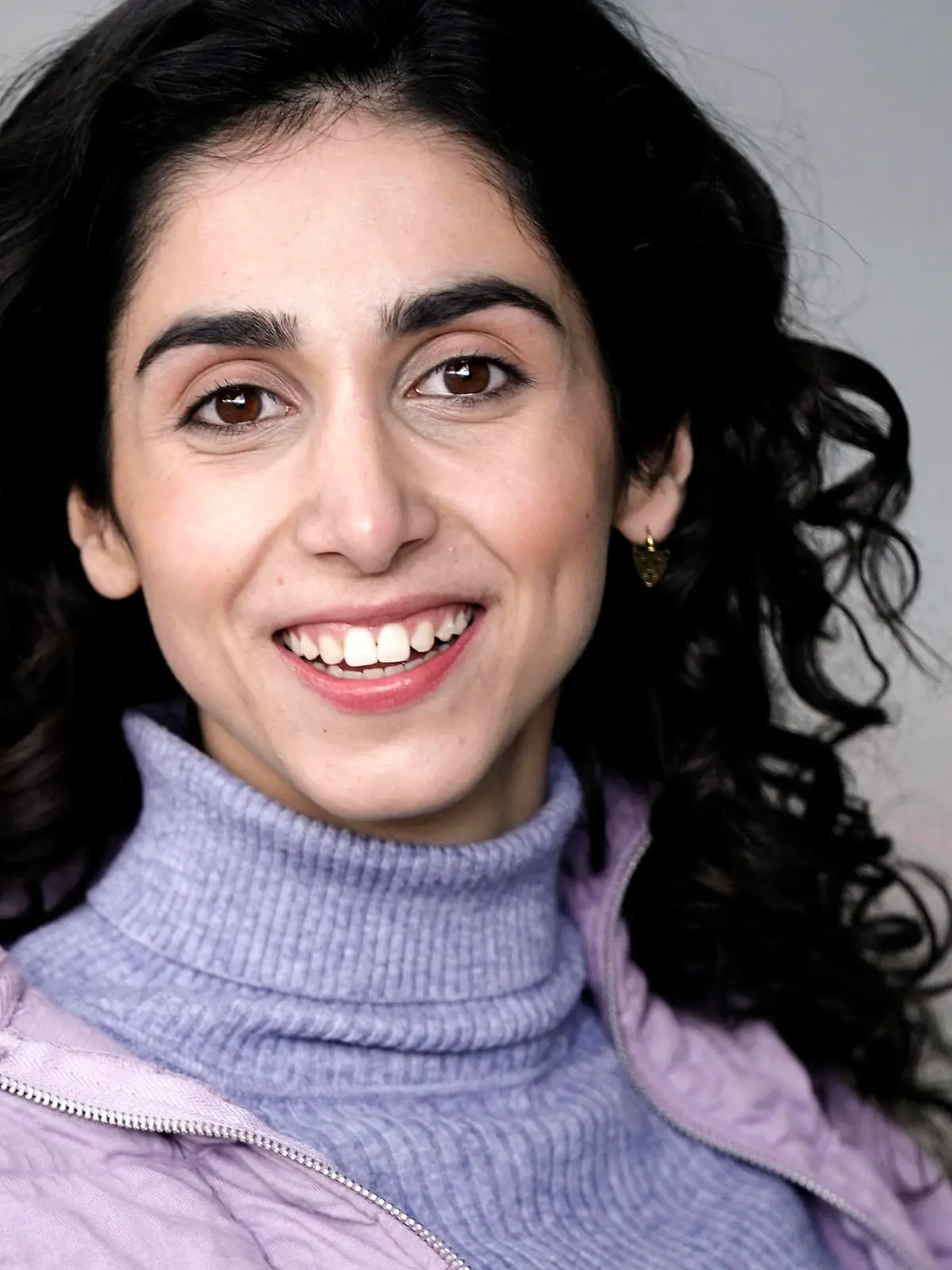 Suri Abbassi beim Fototermin am Set der RTL TV-Serie Alles was zählt in den MMC-Studios in Ossendorf. Köln, 19.03.2021 *** Suri Abbassi at the photo session on the set of the RTL TV series Alles was zählt at the MMC Studios in Ossendorf Cologne, 19 03 2021 Foto:xJ.xKrickx/xFuturexImage 