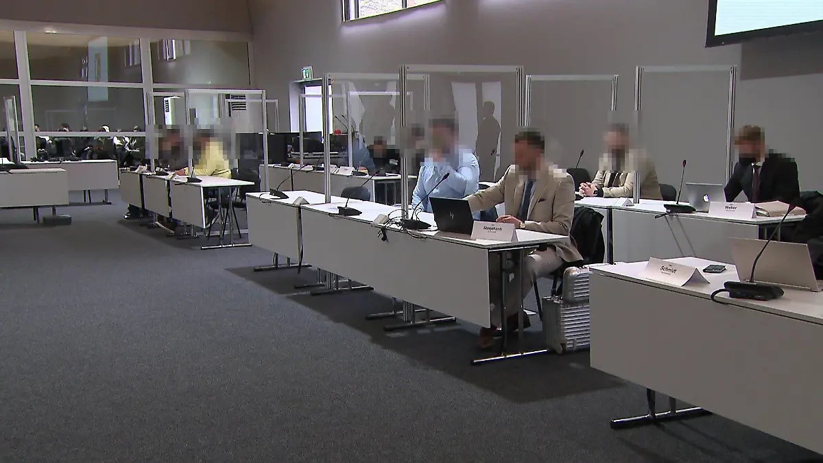 Teile der Angeklagten vor Gericht im Hauptprozess
