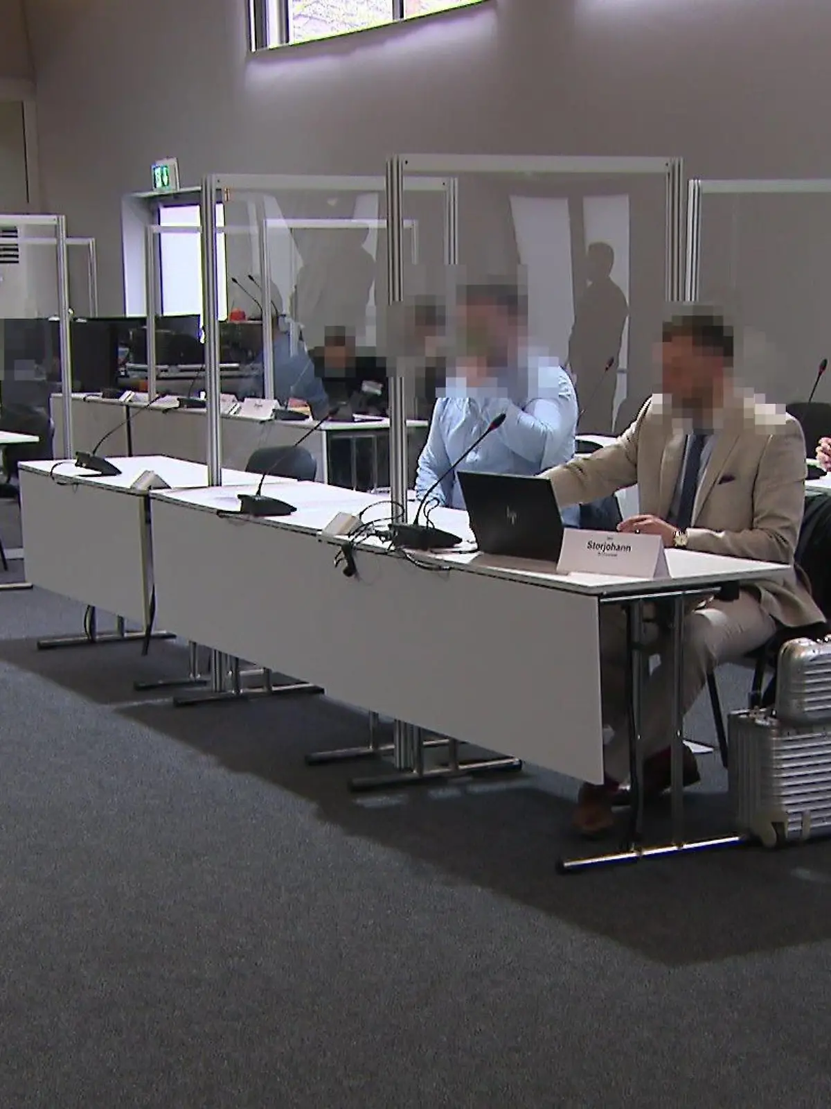 Teile der Angeklagten vor Gericht im Hauptprozess