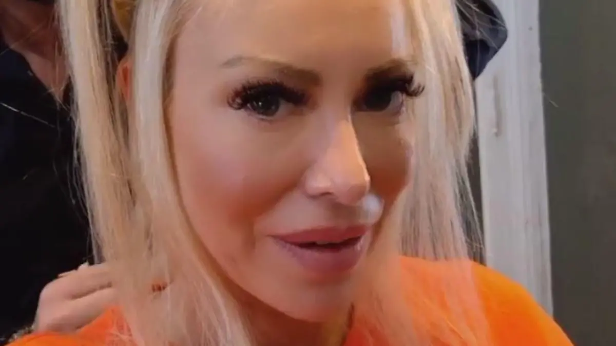 Nina Kristin zeigt den Vorher-Nachher-Vergleich beim Friseur.