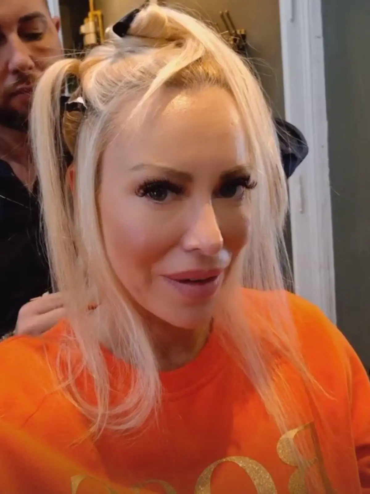 Nina Kristin zeigt den Vorher-Nachher-Vergleich beim Friseur.
