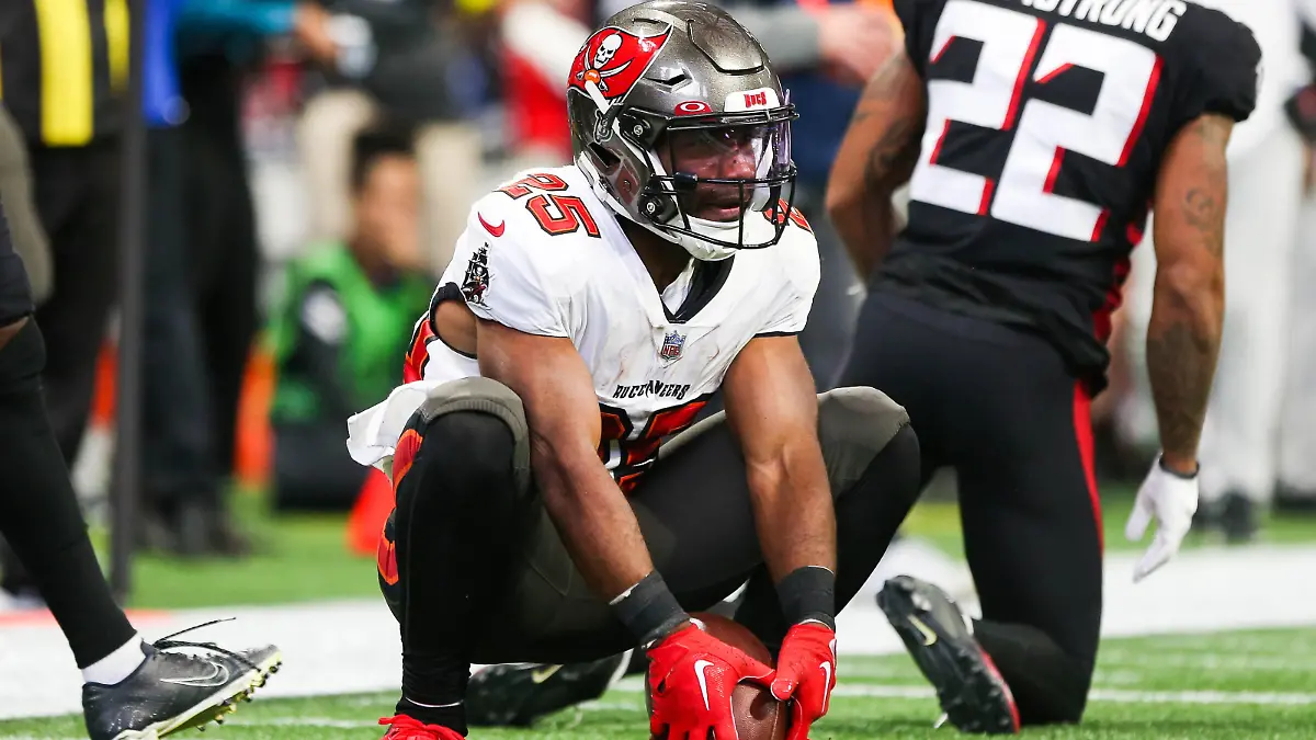 January 8, 2023, Atlanta, Georgia, USA: Tampa Bay Buccaneers running back Giovani Bernard 25 on the field during the game against the Atlanta Falcons at Mercedes-Benz Stadium Atlanta USA - ZUMAw109 20230108_zap_w109_039 Copyright: xDebbyxWongx