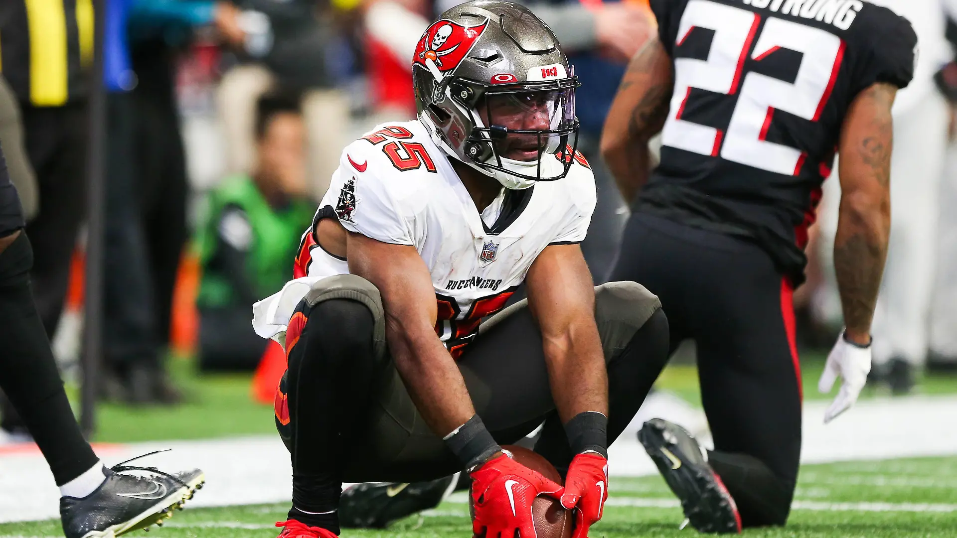 January 8, 2023, Atlanta, Georgia, USA: Tampa Bay Buccaneers running back Giovani Bernard 25 on the field during the game against the Atlanta Falcons at Mercedes-Benz Stadium Atlanta USA - ZUMAw109 20230108_zap_w109_039 Copyright: xDebbyxWongx
