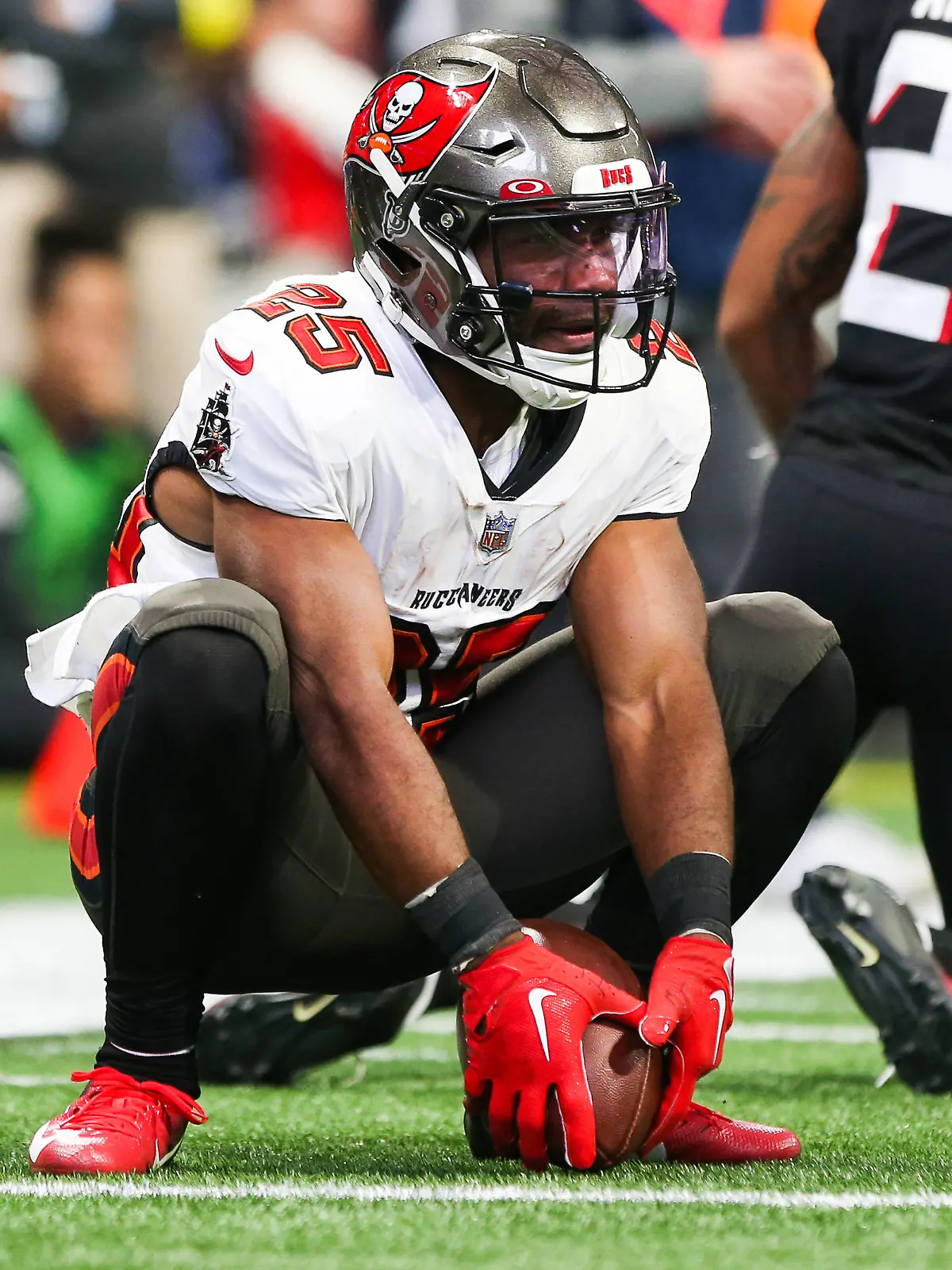 January 8, 2023, Atlanta, Georgia, USA: Tampa Bay Buccaneers running back Giovani Bernard 25 on the field during the game against the Atlanta Falcons at Mercedes-Benz Stadium Atlanta USA - ZUMAw109 20230108_zap_w109_039 Copyright: xDebbyxWongx