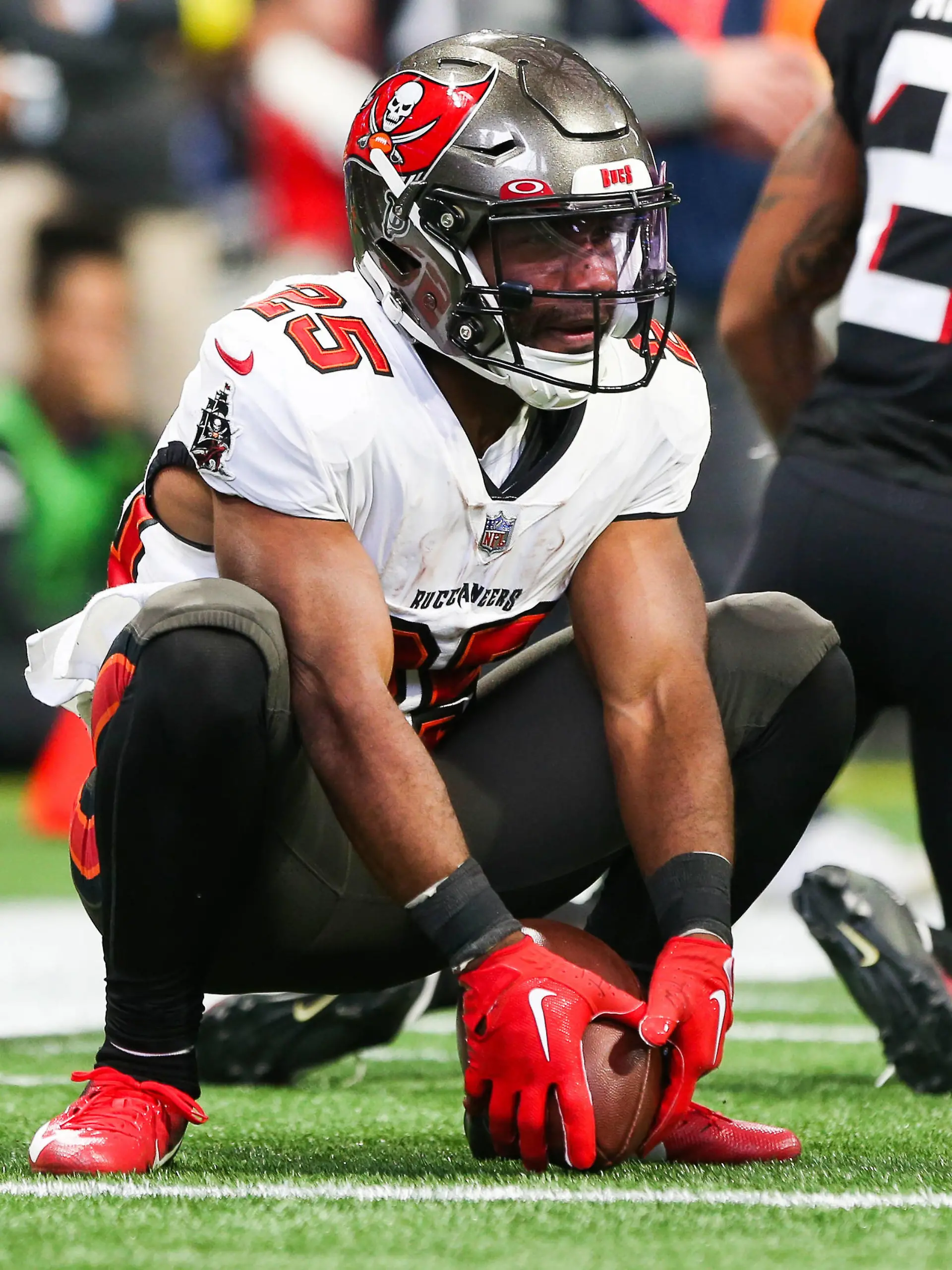 January 8, 2023, Atlanta, Georgia, USA: Tampa Bay Buccaneers running back Giovani Bernard 25 on the field during the game against the Atlanta Falcons at Mercedes-Benz Stadium Atlanta USA - ZUMAw109 20230108_zap_w109_039 Copyright: xDebbyxWongx