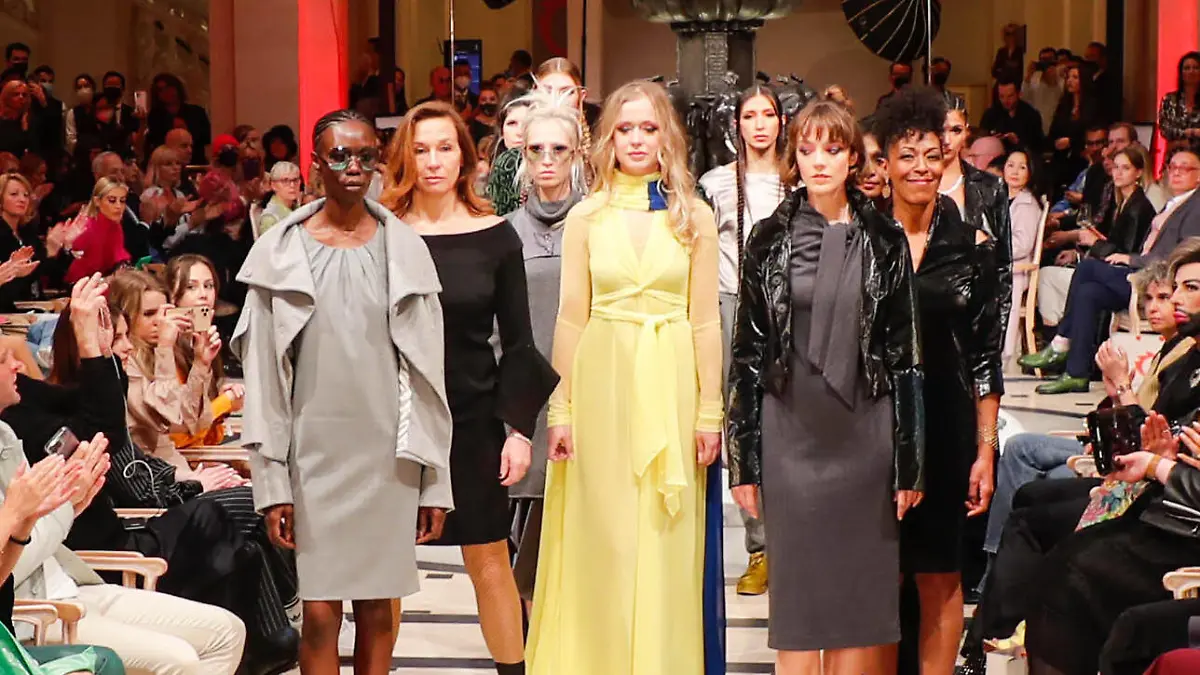  Abschlußbild Anja gockel mit der Ukrainerin Natiliia Ovcharova und Modells bei Anja Gockel Fashin Show W22/ 23 Weltgewandt im Hotel Adlon Kempinski Berlin. Redaktion Laurent, Berlin15.03.22 *** Final picture Anja gockel with Ukrainian Natiliia Ovcharova and models at Anja gockel Fashin Show W22 23 Weltgewand t in Hotel Adlon Kempinski Berlin Redaktion Laurent, Berlin15 03 22